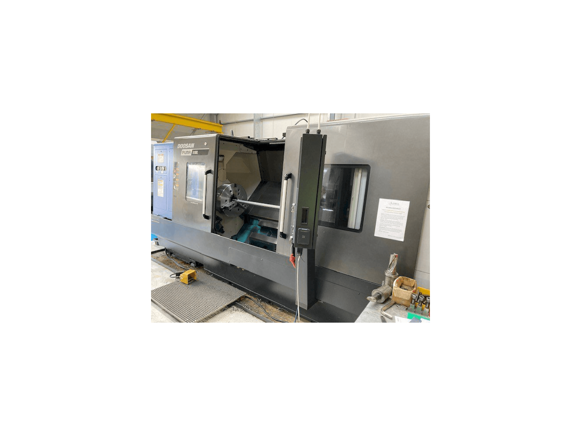 Vista frontale della macchina Doosan Puma 5100LB