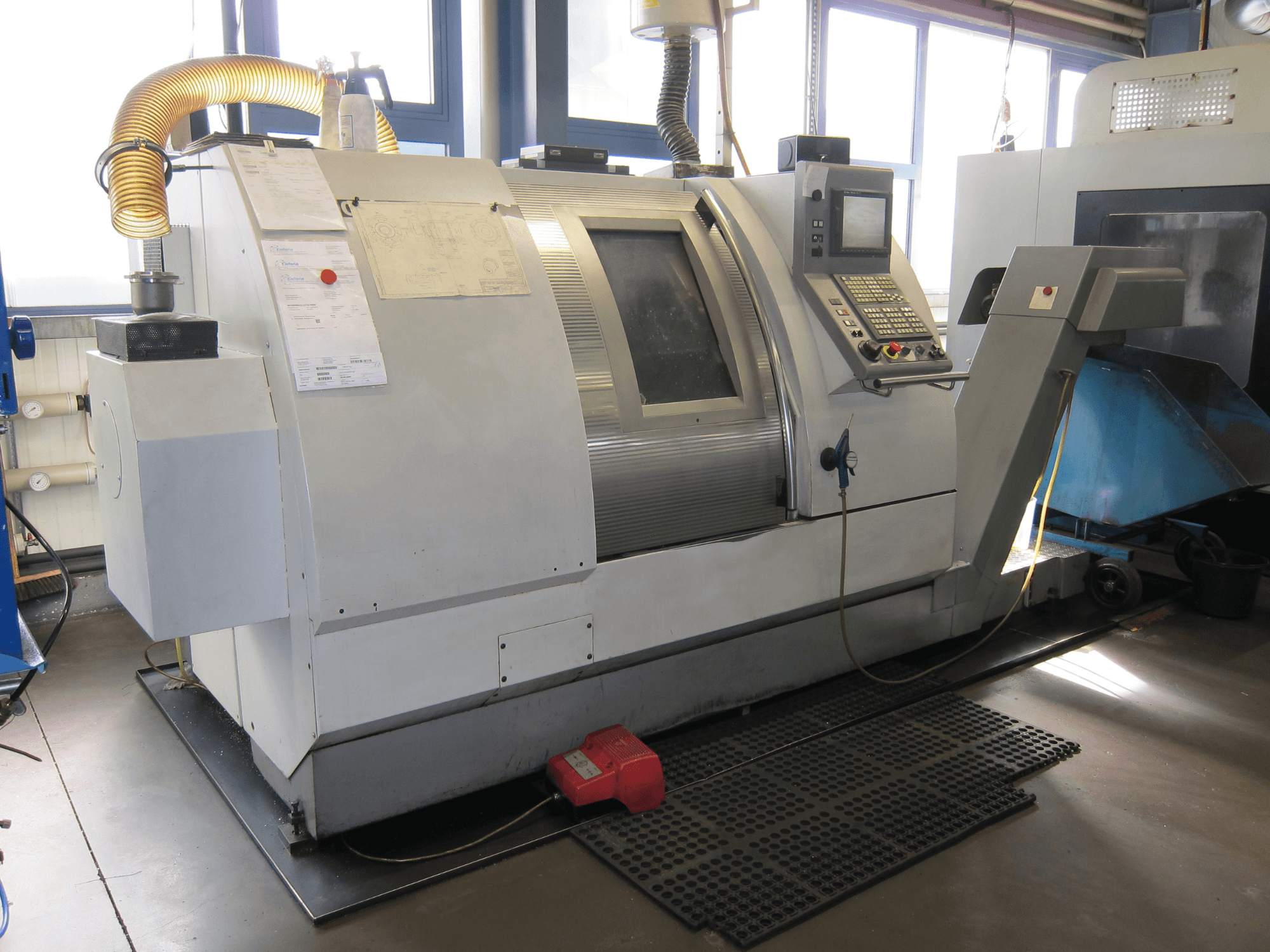 Tornio orizzontale Gildemeister CTX 400 Serie 2, vista laterale, con pannello di controllo e caratteristiche operative.