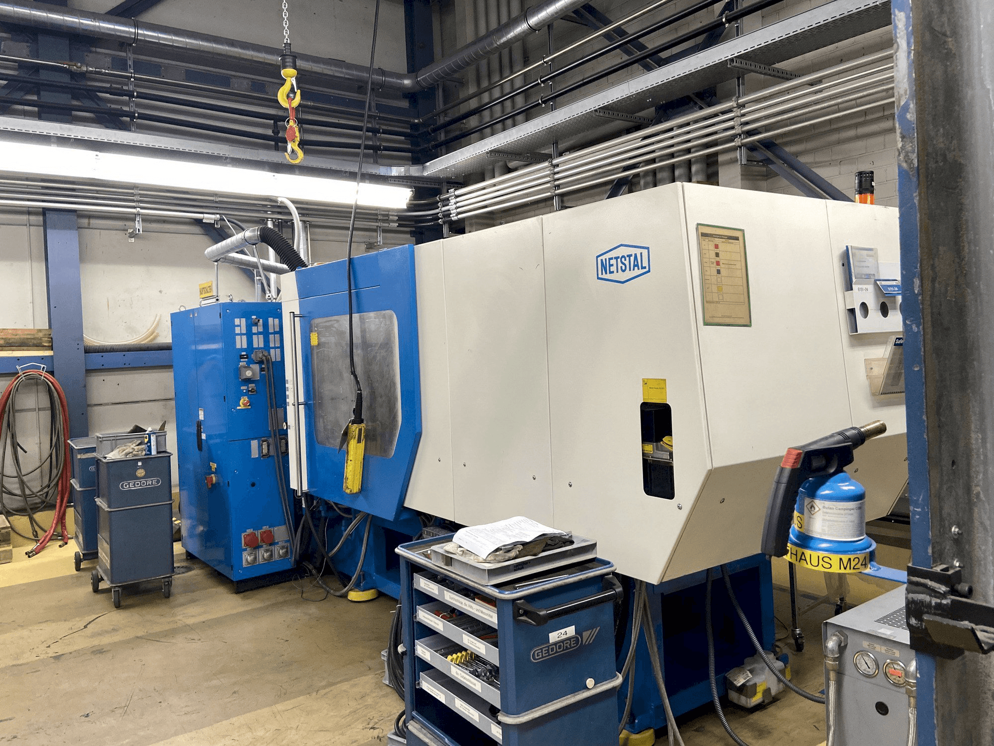 Vista frontale della macchina Netstal Synergy 1500K/460