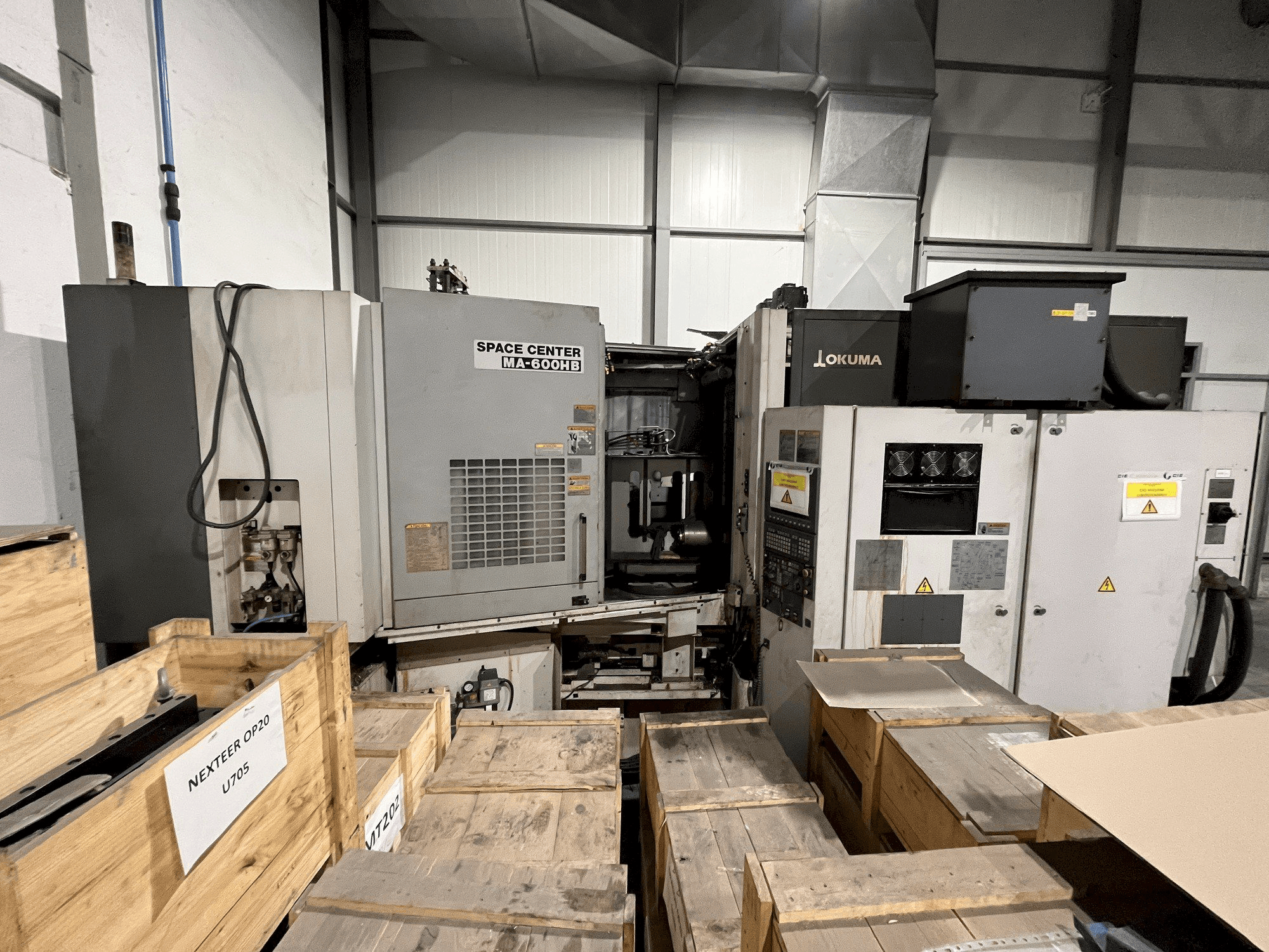 Vista frontale della macchina Okuma MA-600HB