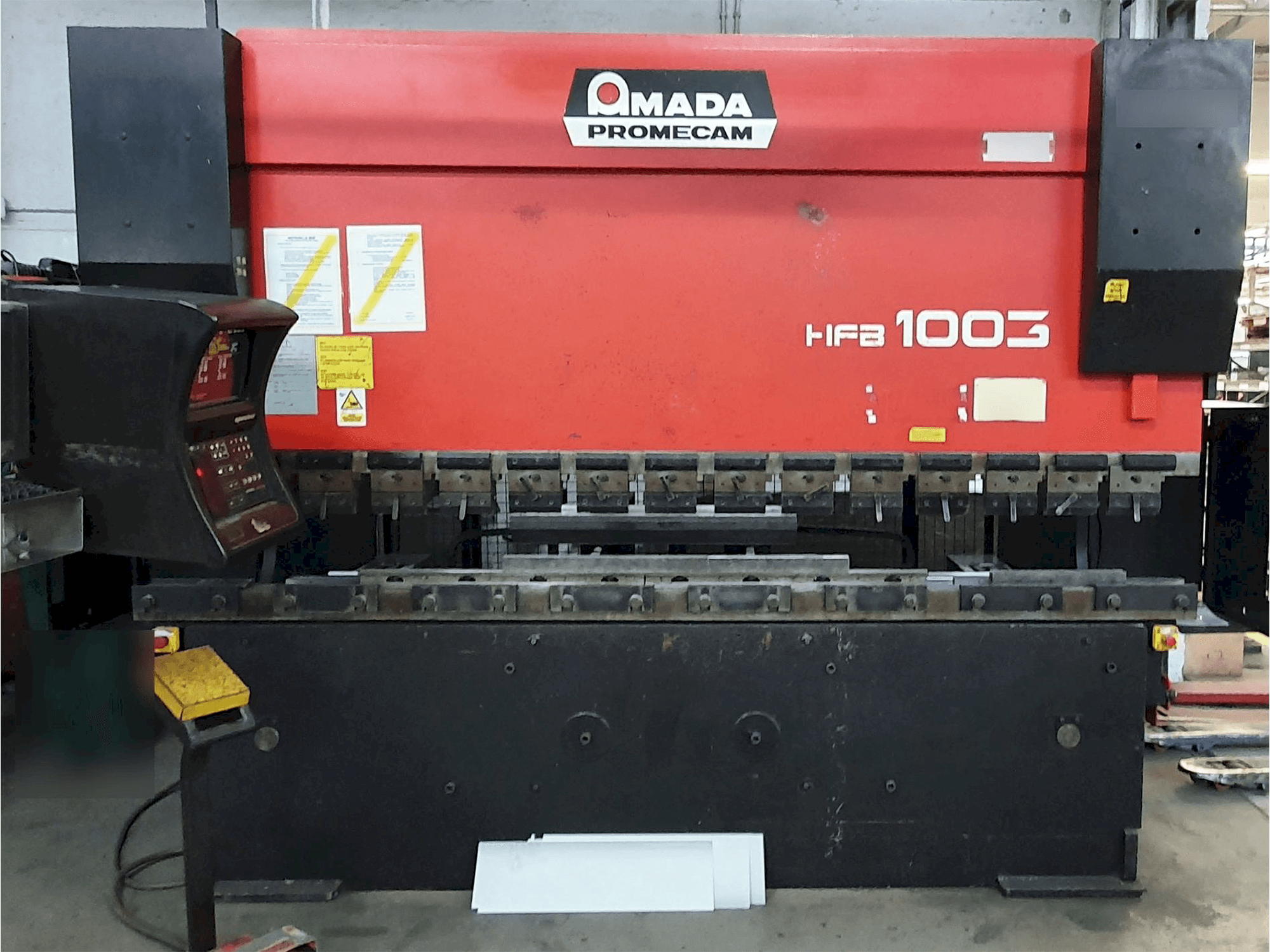 Vista frontale della macchina AMADA HFB 100.3