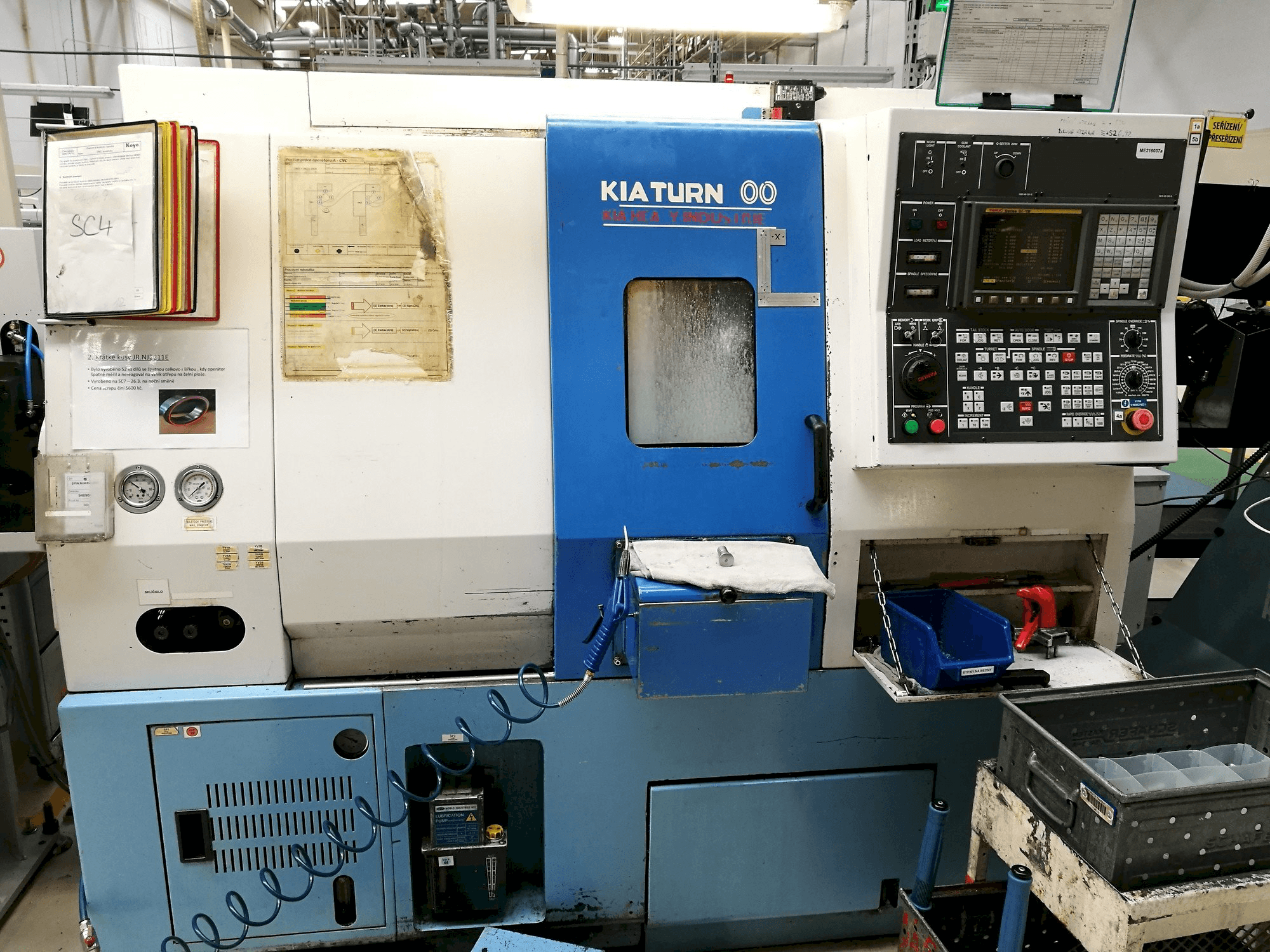 Vista frontale della macchina Kia Super Kia Turn 200