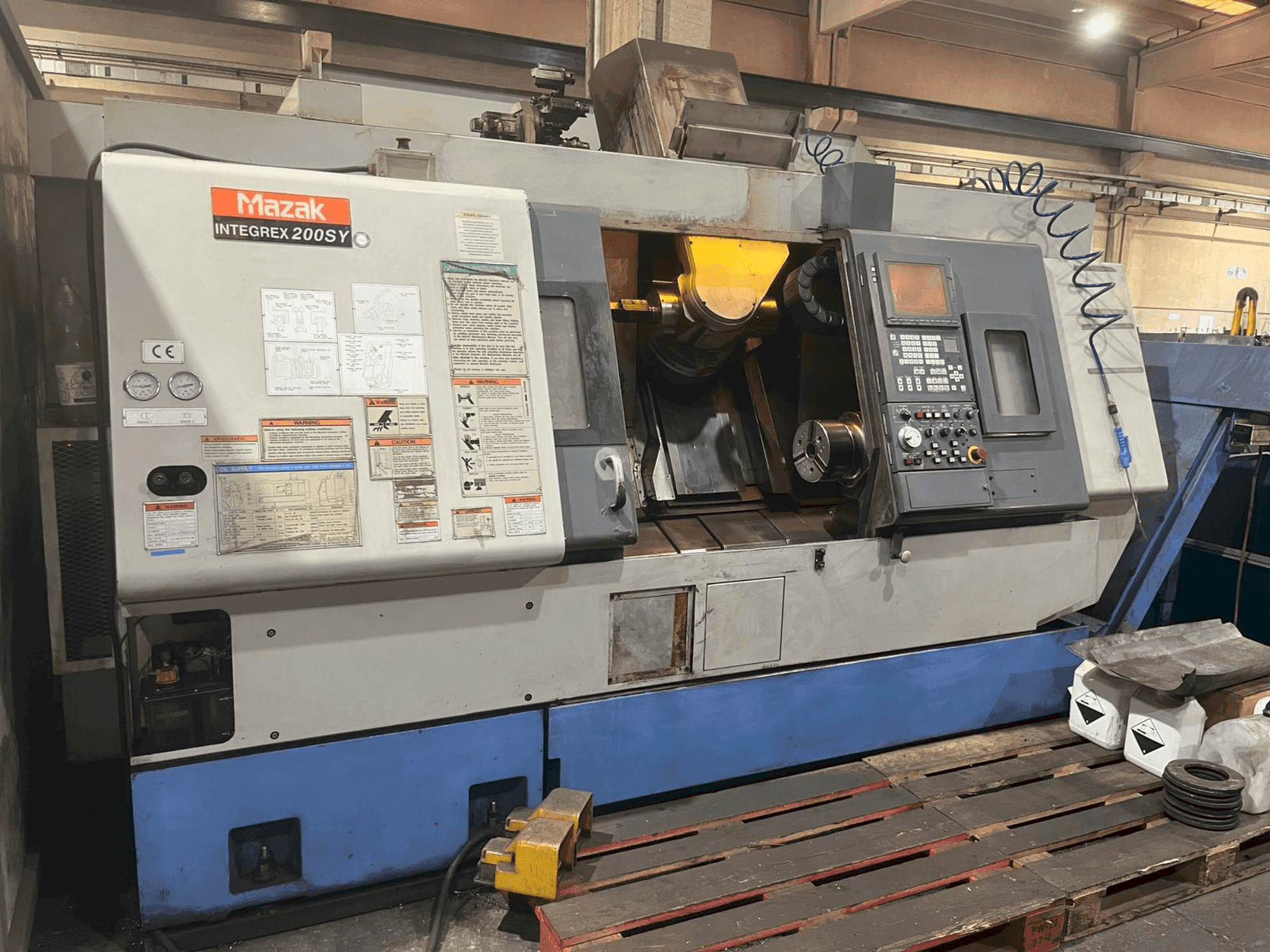 Vista frontale della macchina Mazak INTEGREX 200 SY