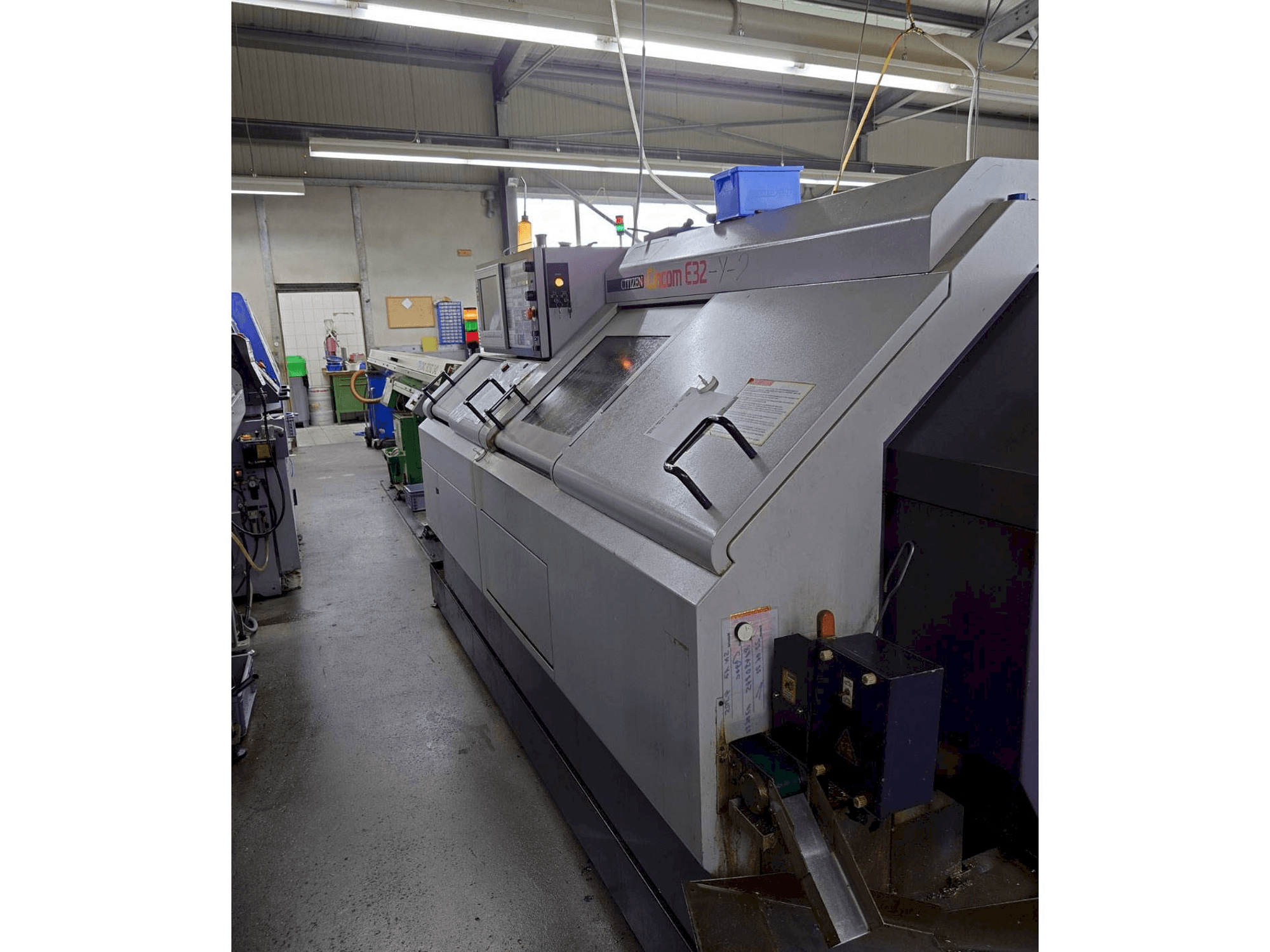 Vista laterale destra della macchina Citizen E32-Y-2