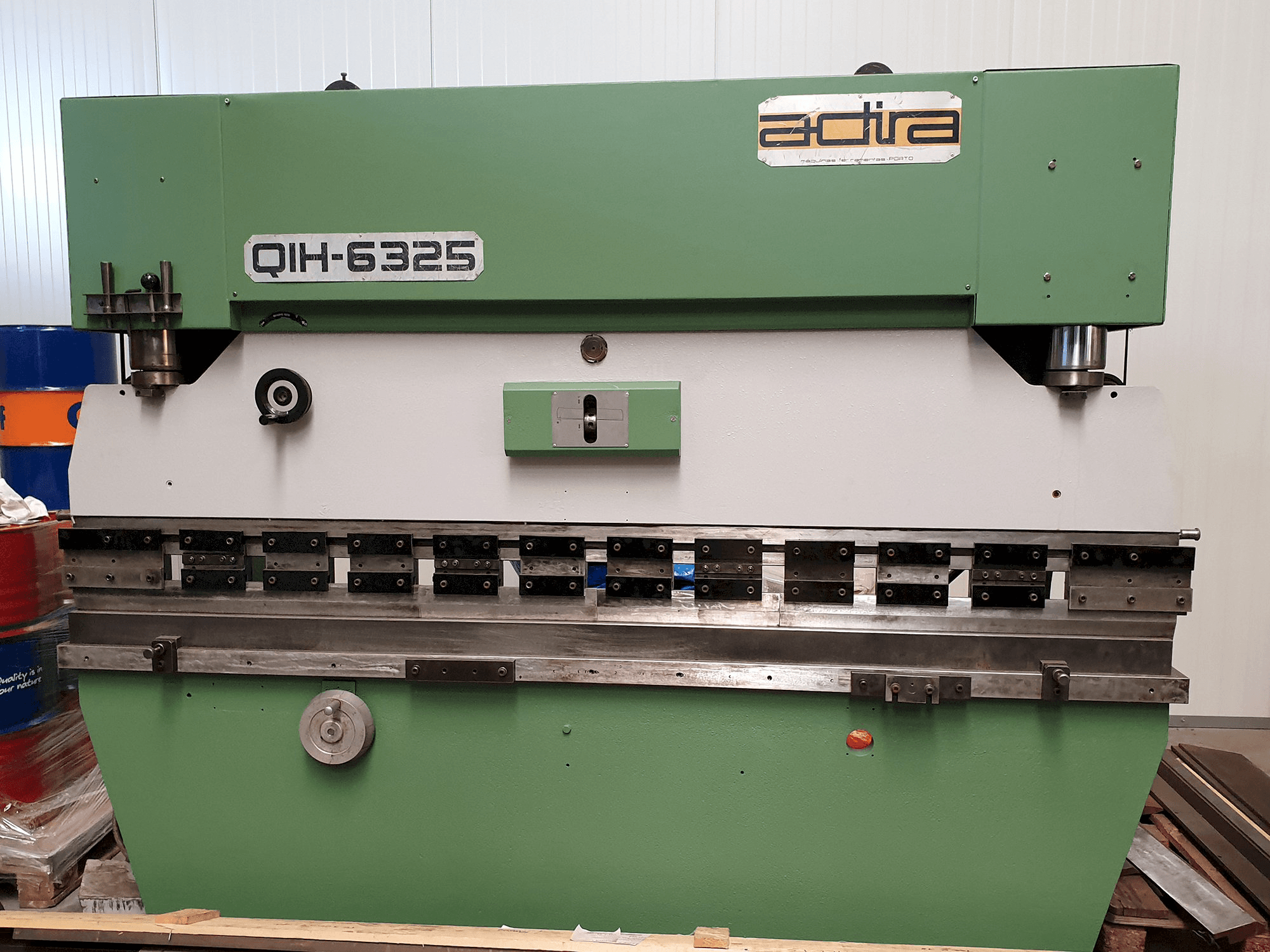 Vista frontale della macchina ADIRA QIH 6325