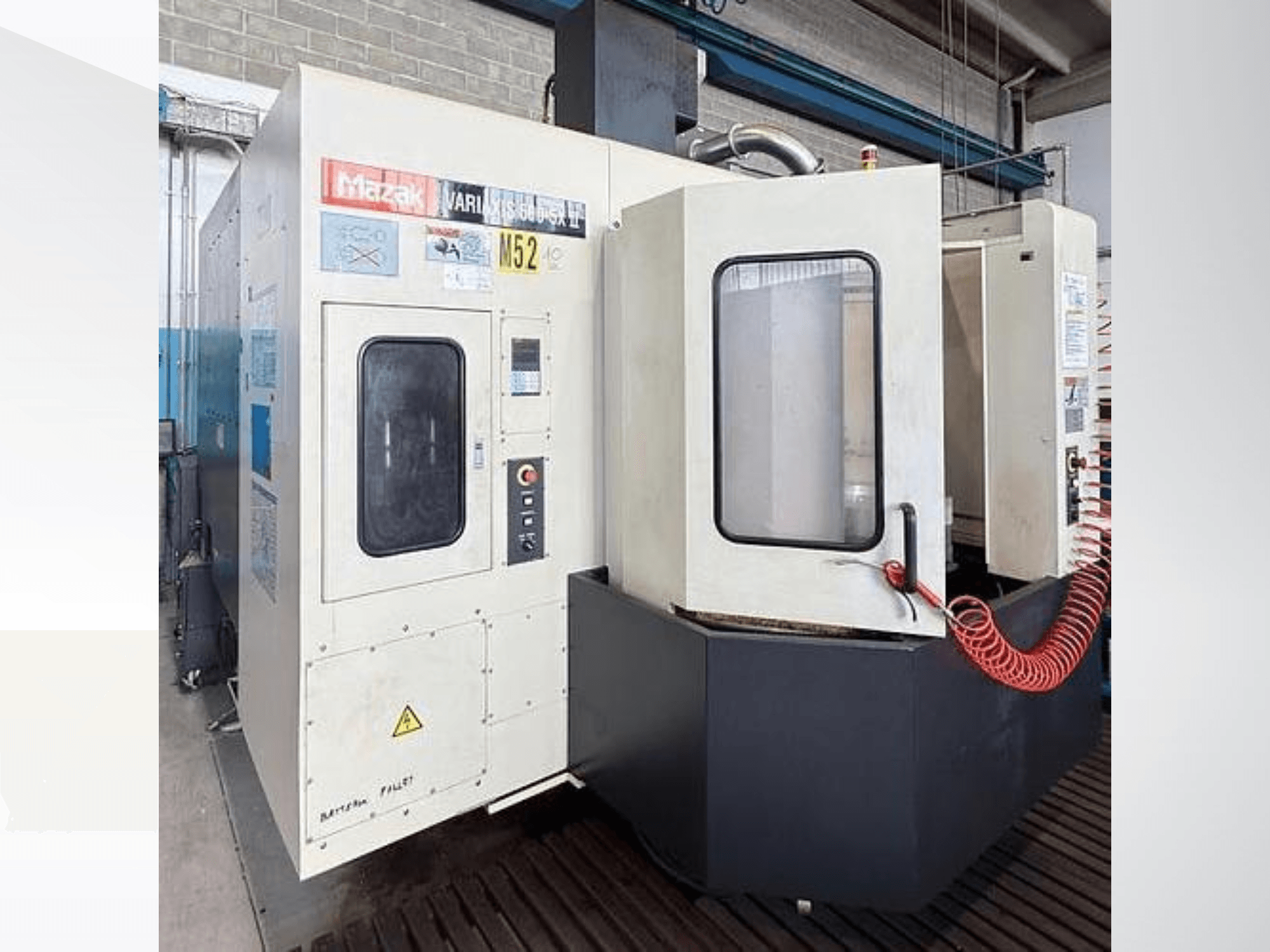 Centro di lavorazione verticale Mazak VARIAXIS500-5XII, vista frontale; dotato di pannello di controllo e finestra di ispezione.