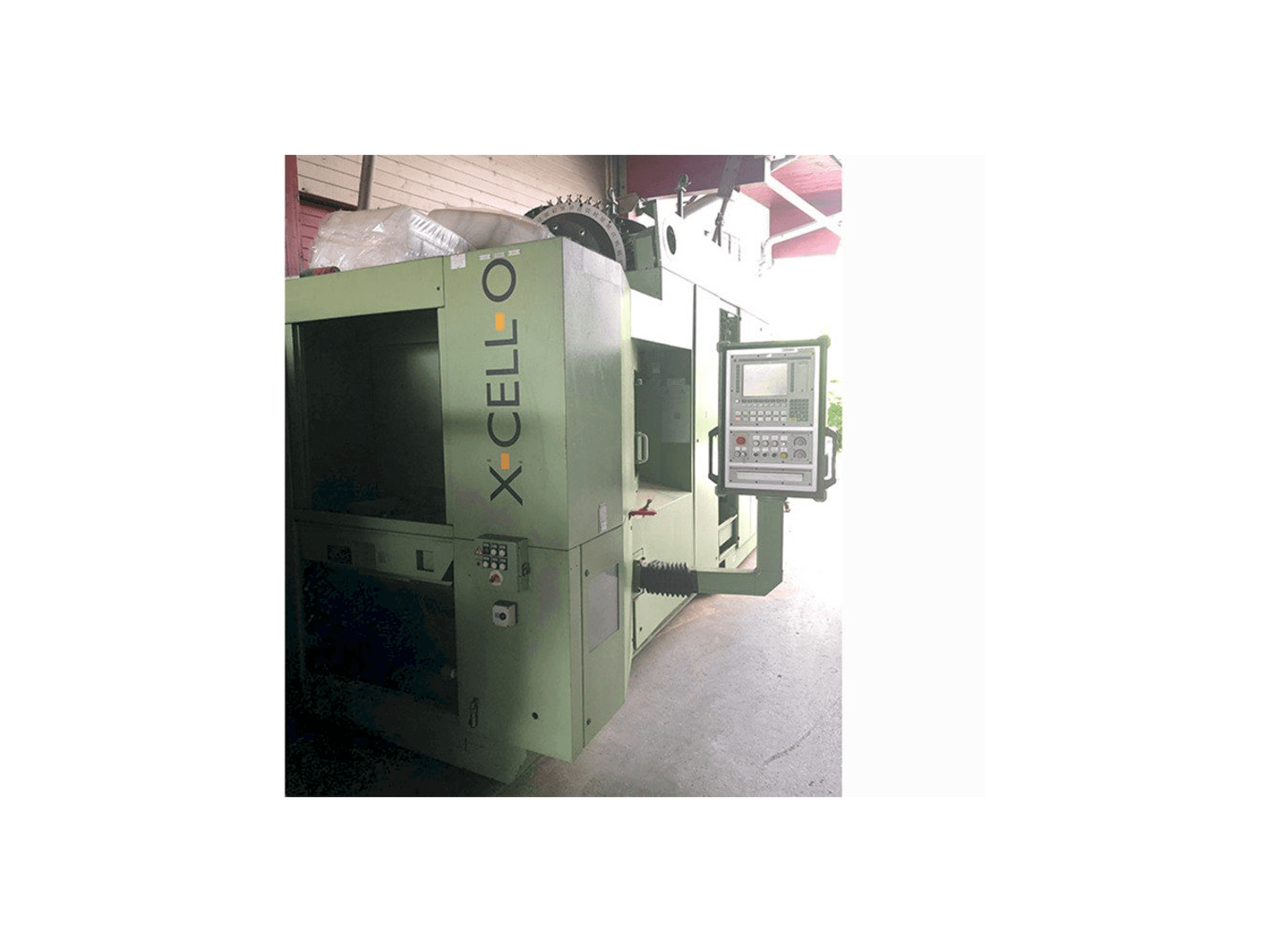 Vista frontale della macchina Ex-cell-o XHC 241 M/3