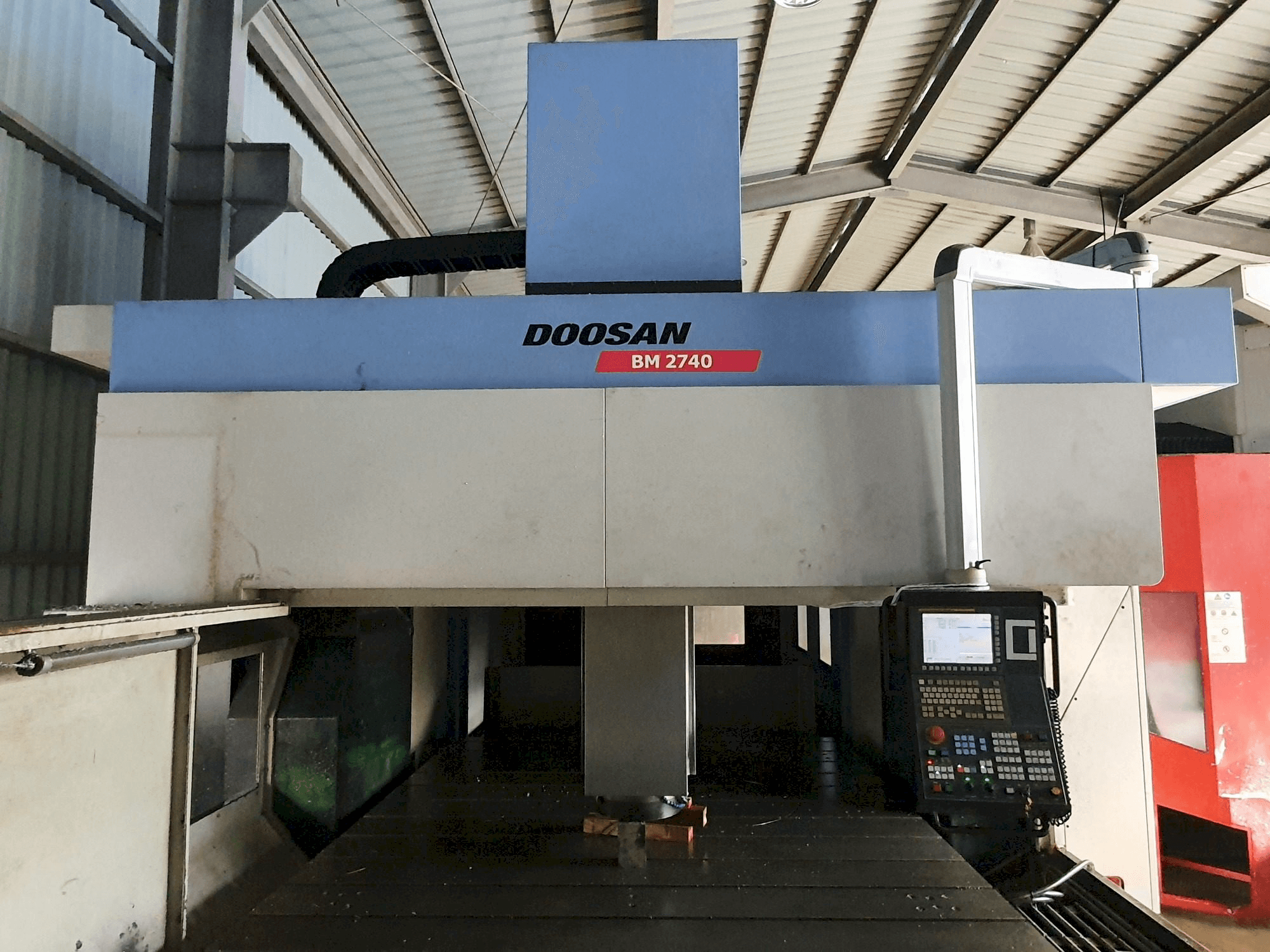Vista frontale della macchina Doosan BM2740