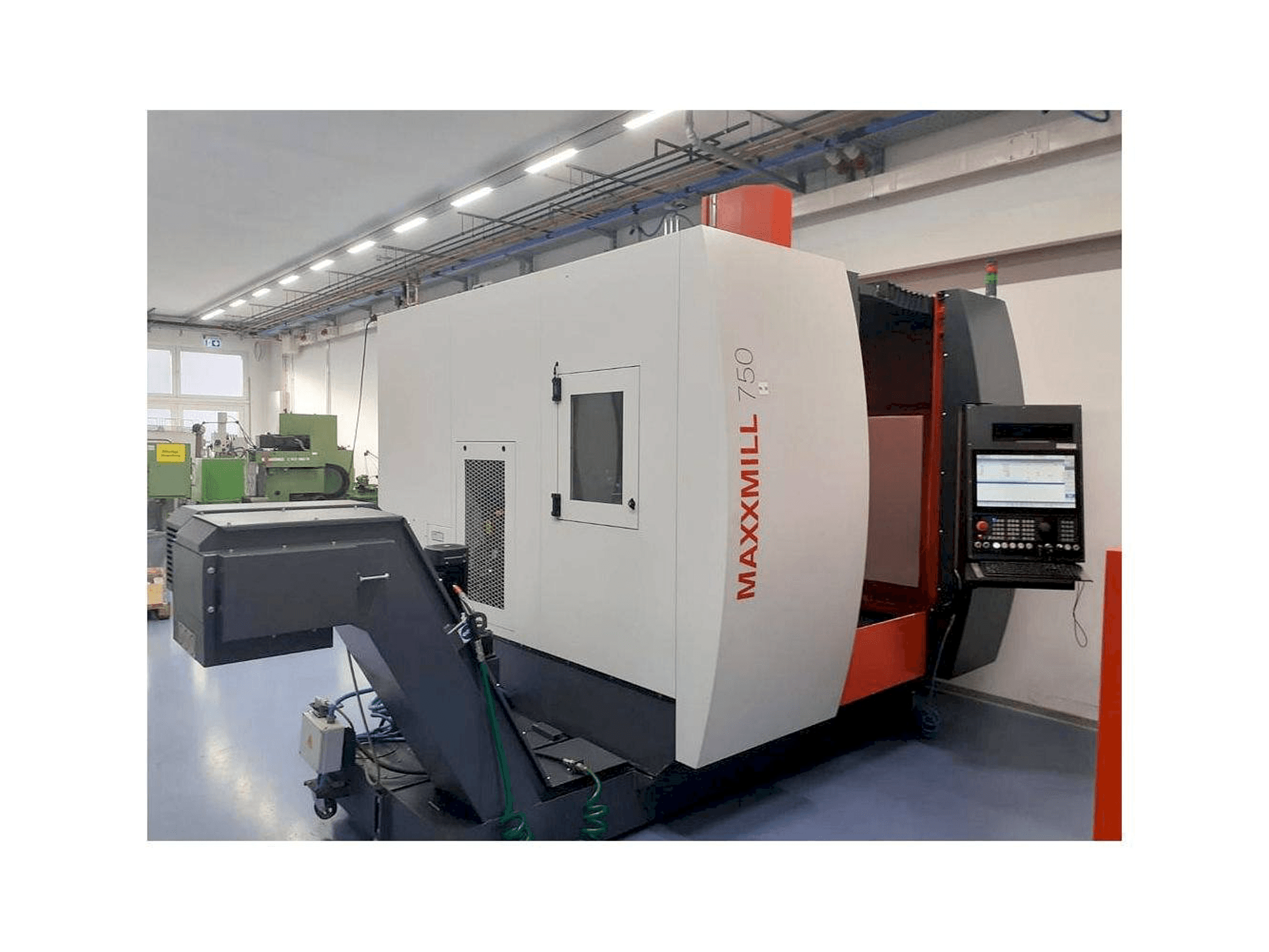 Vista frontale della macchina EMCO Maxxmill 750