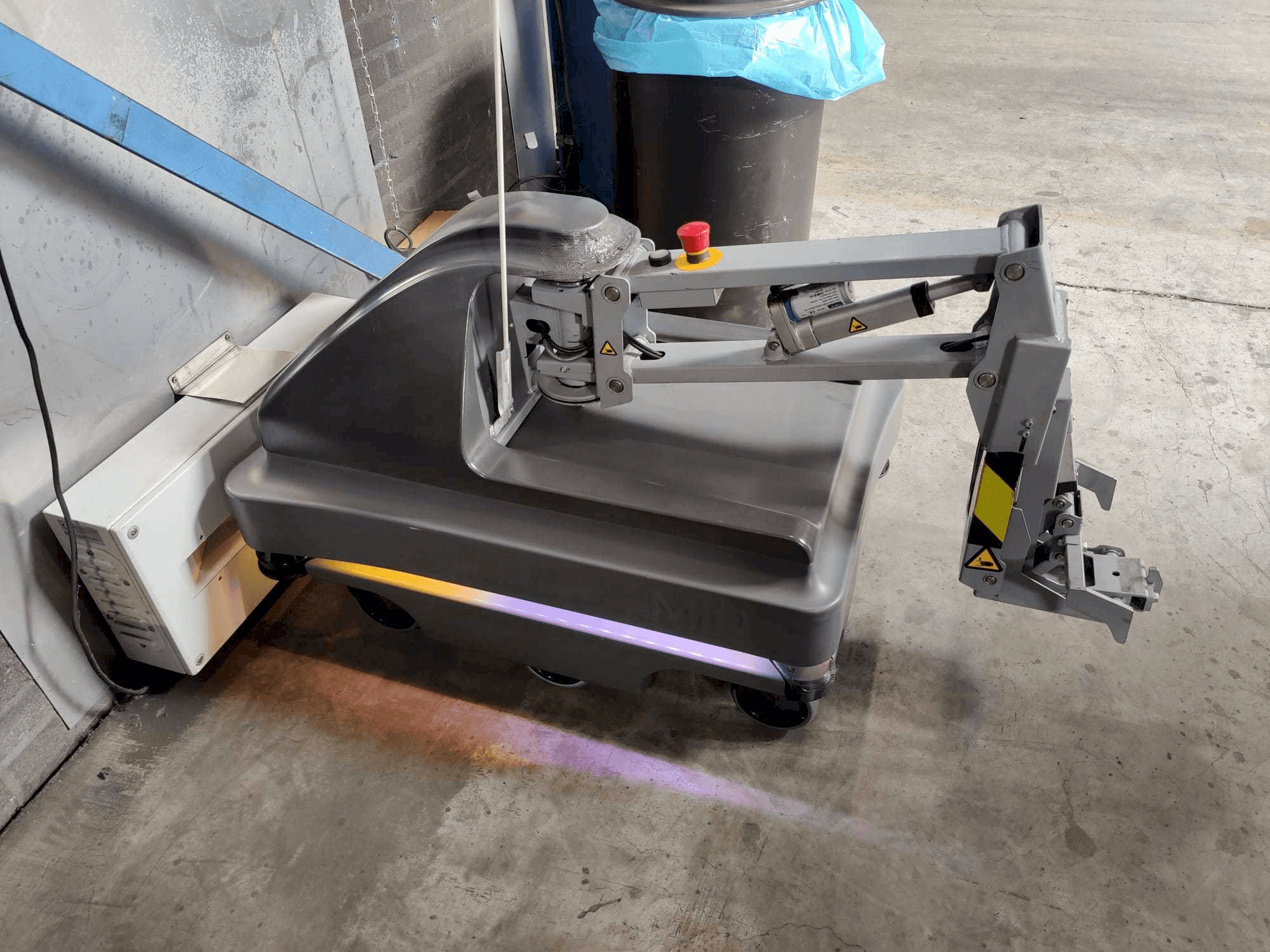 Vista frontale della macchina MIR 200