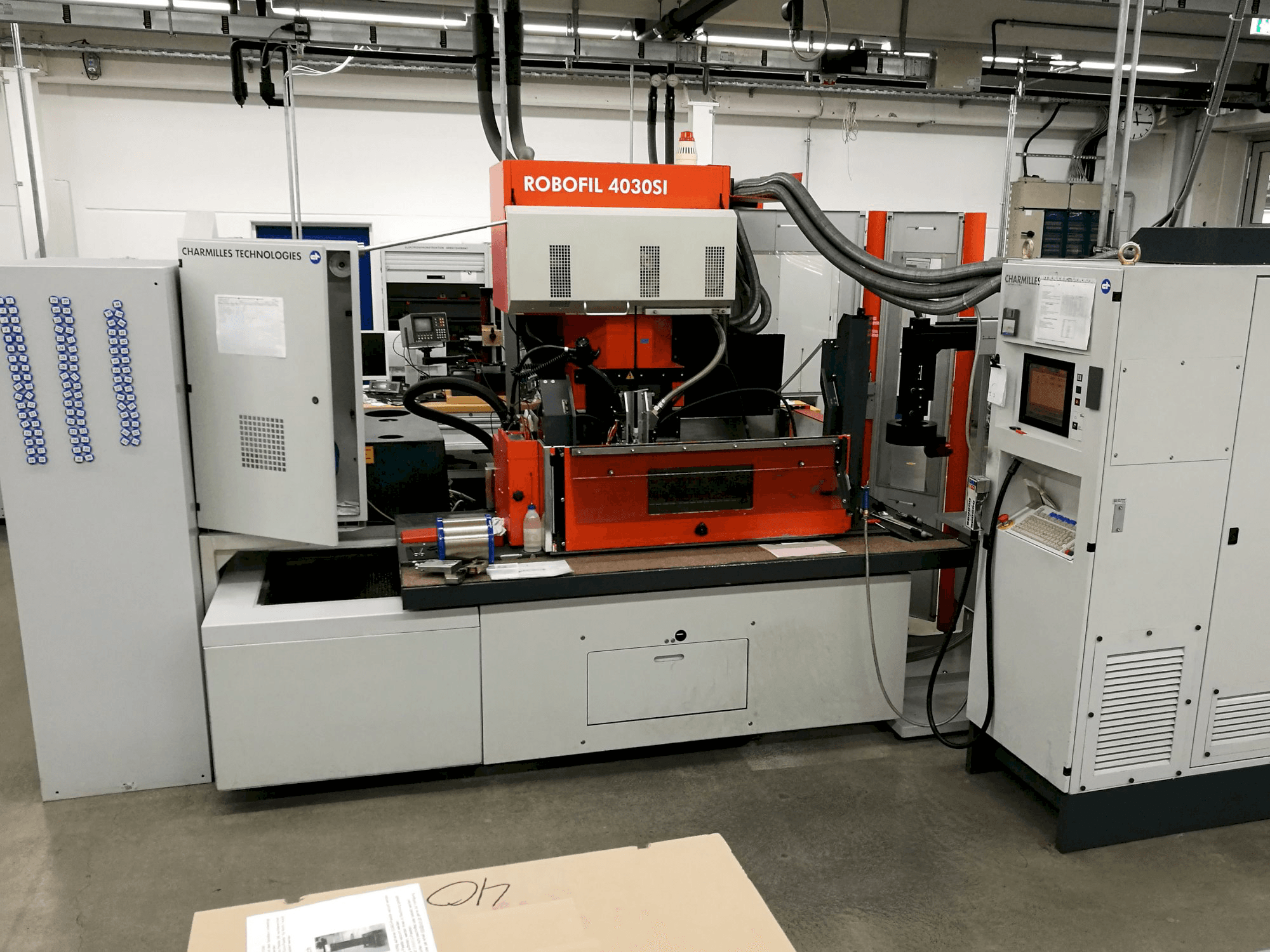 Vista frontale della macchina CHARMILLES ROBOFIL 4030SI