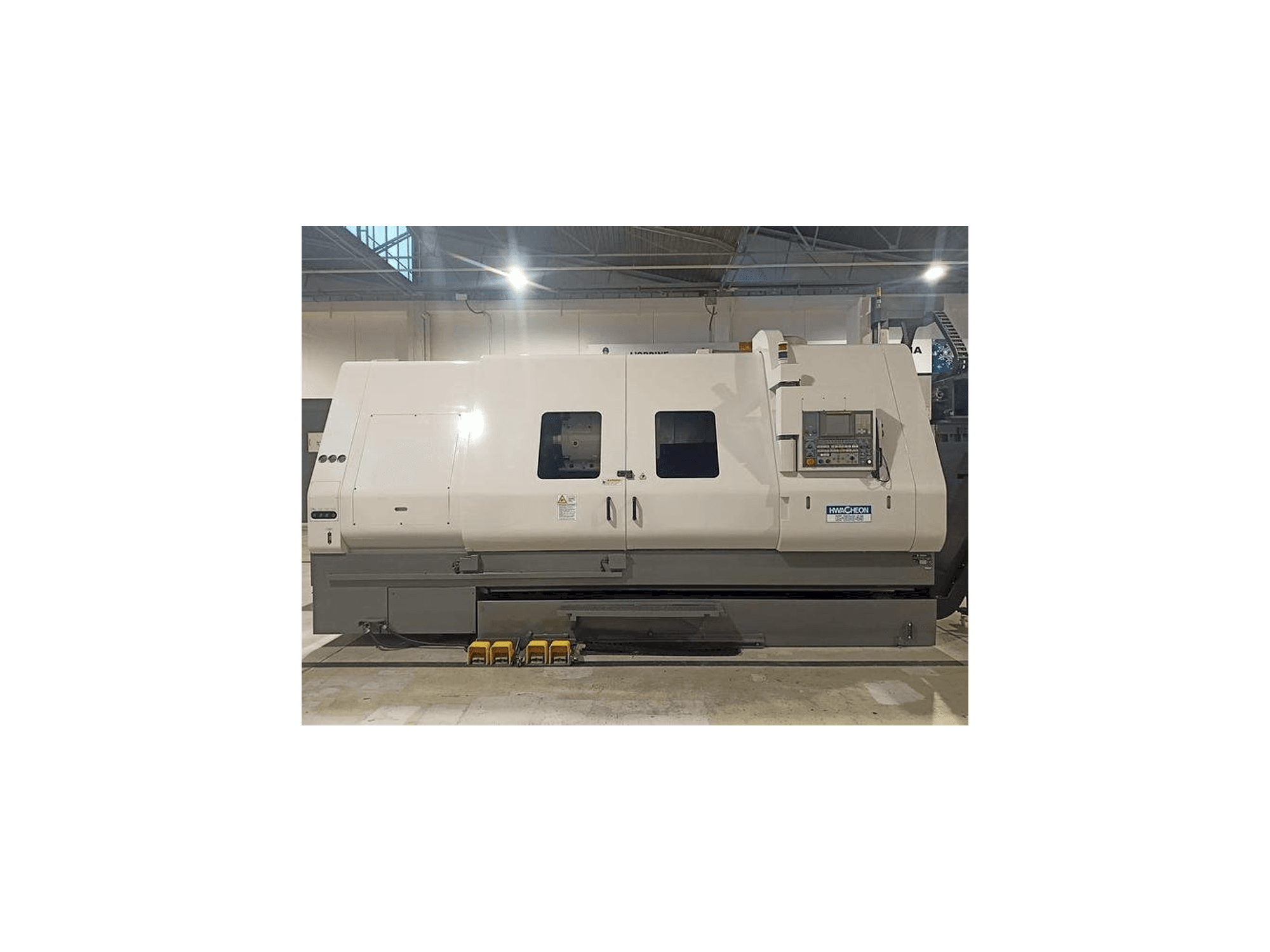 Vista frontale della macchina HWACHEON HI-ECO 45