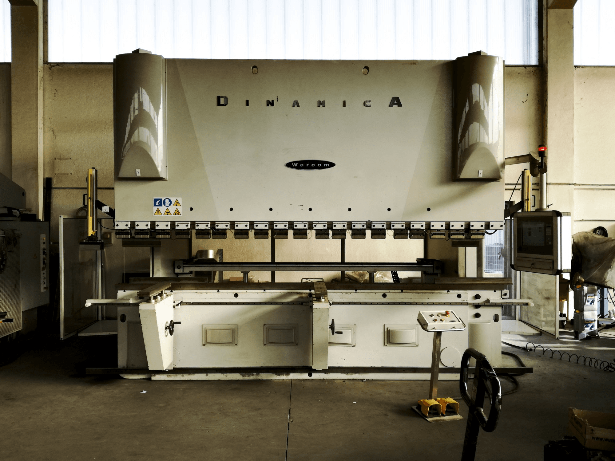 Vista frontale della macchina Warcom DINAMICA 320·40