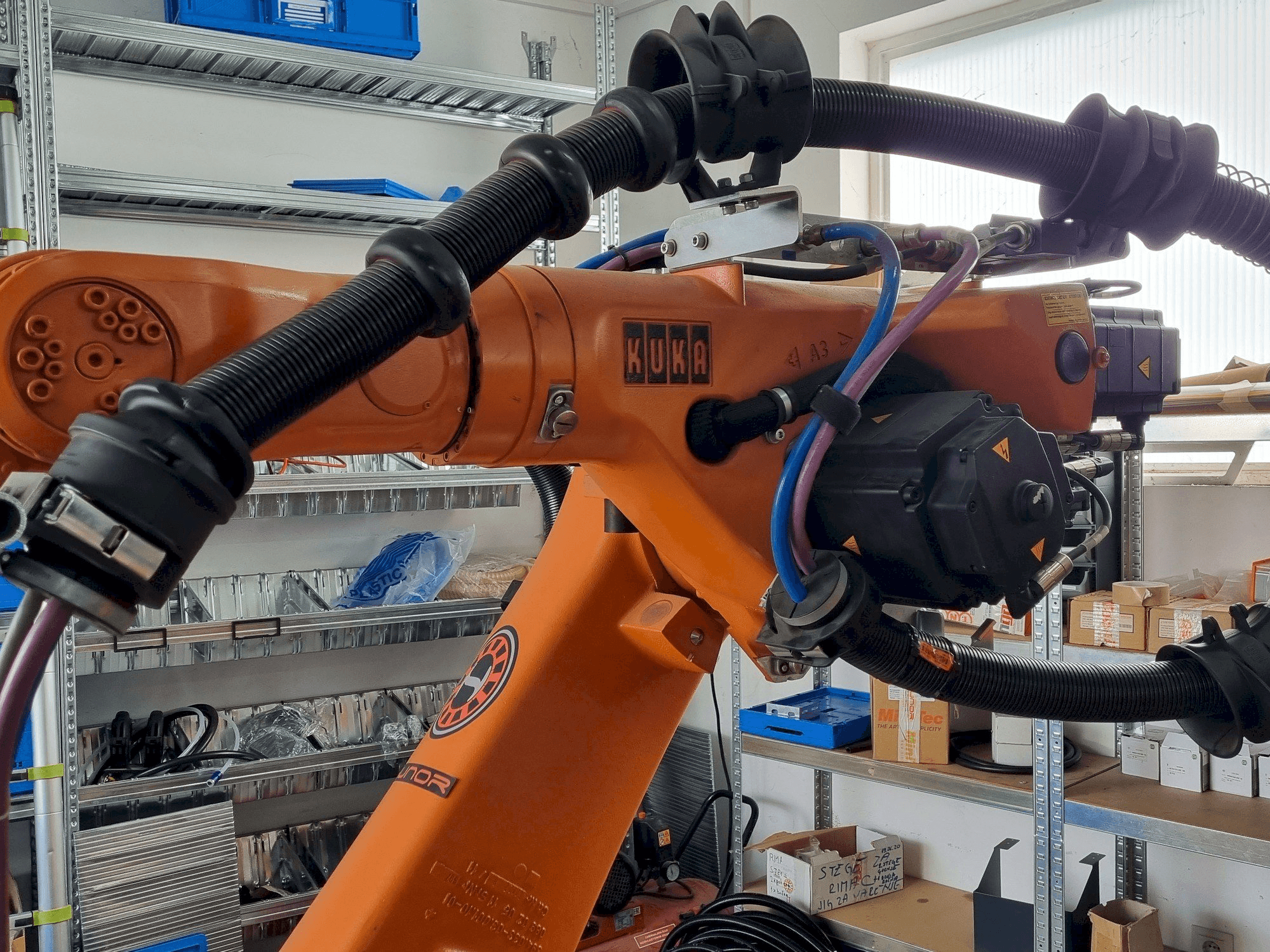 Vista frontale della macchina KUKA KR60 HA - KRC2ed05