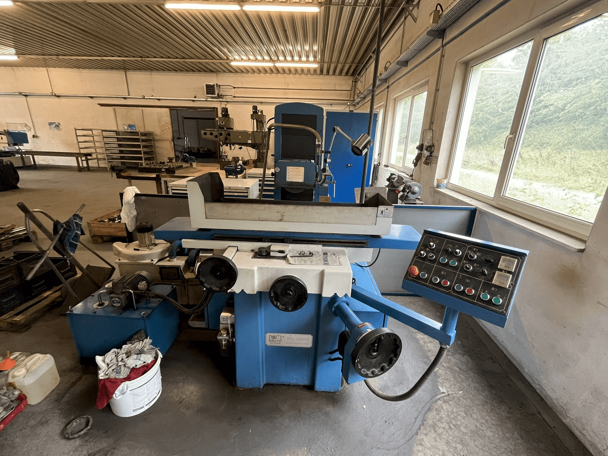 Vista frontale della macchina KNUTH HFS 2550 VC
