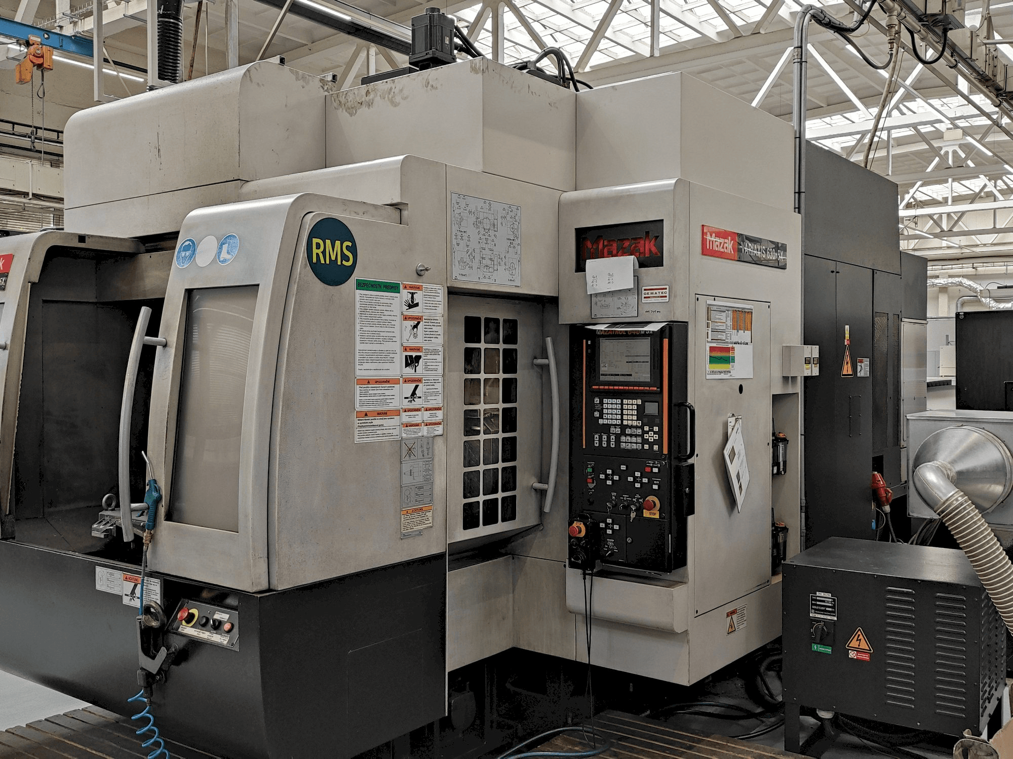 Vista frontale della macchina Mazak Variaxis 630-5X