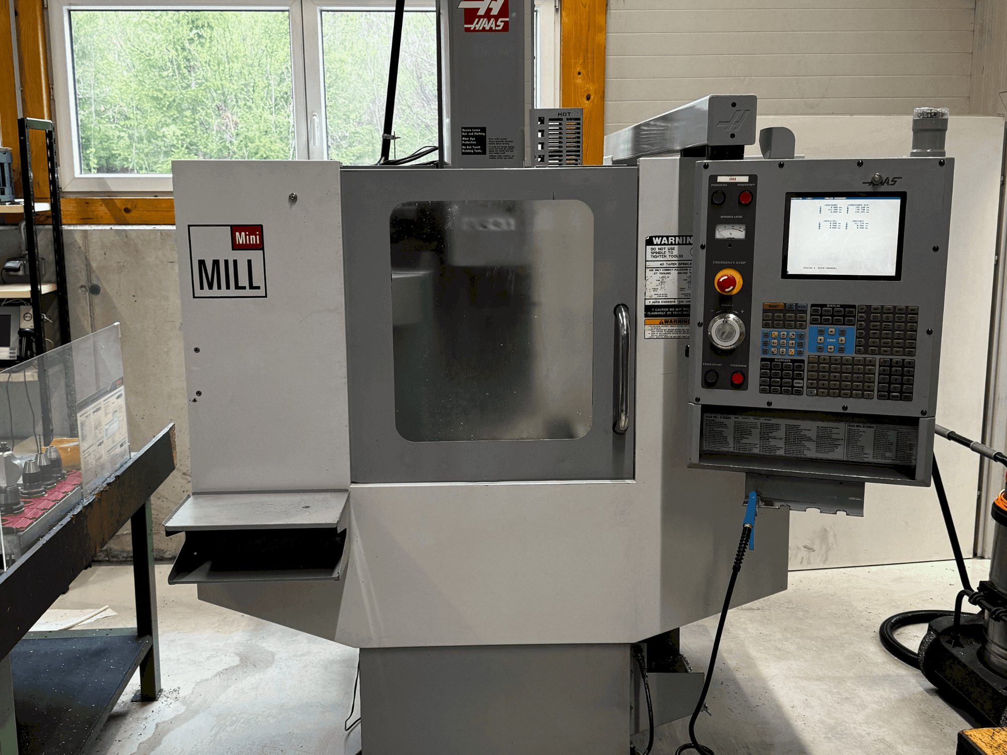 Vista frontale della macchina HAAS Mini-Mill HE