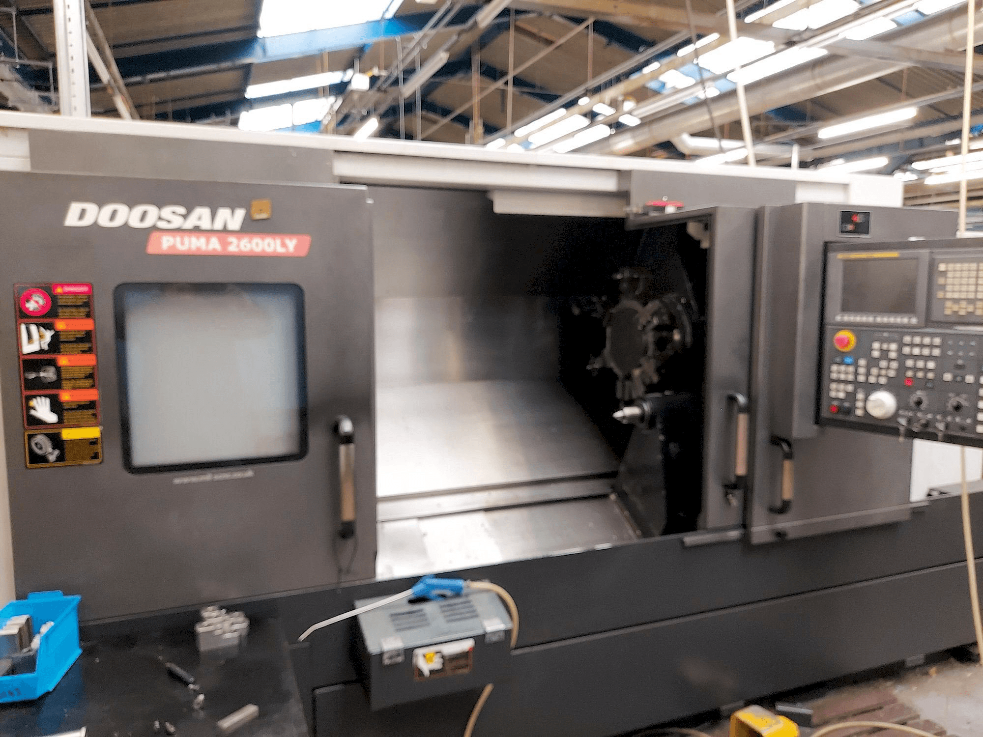 Vista frontale della macchina Doosan Puma 2600LY