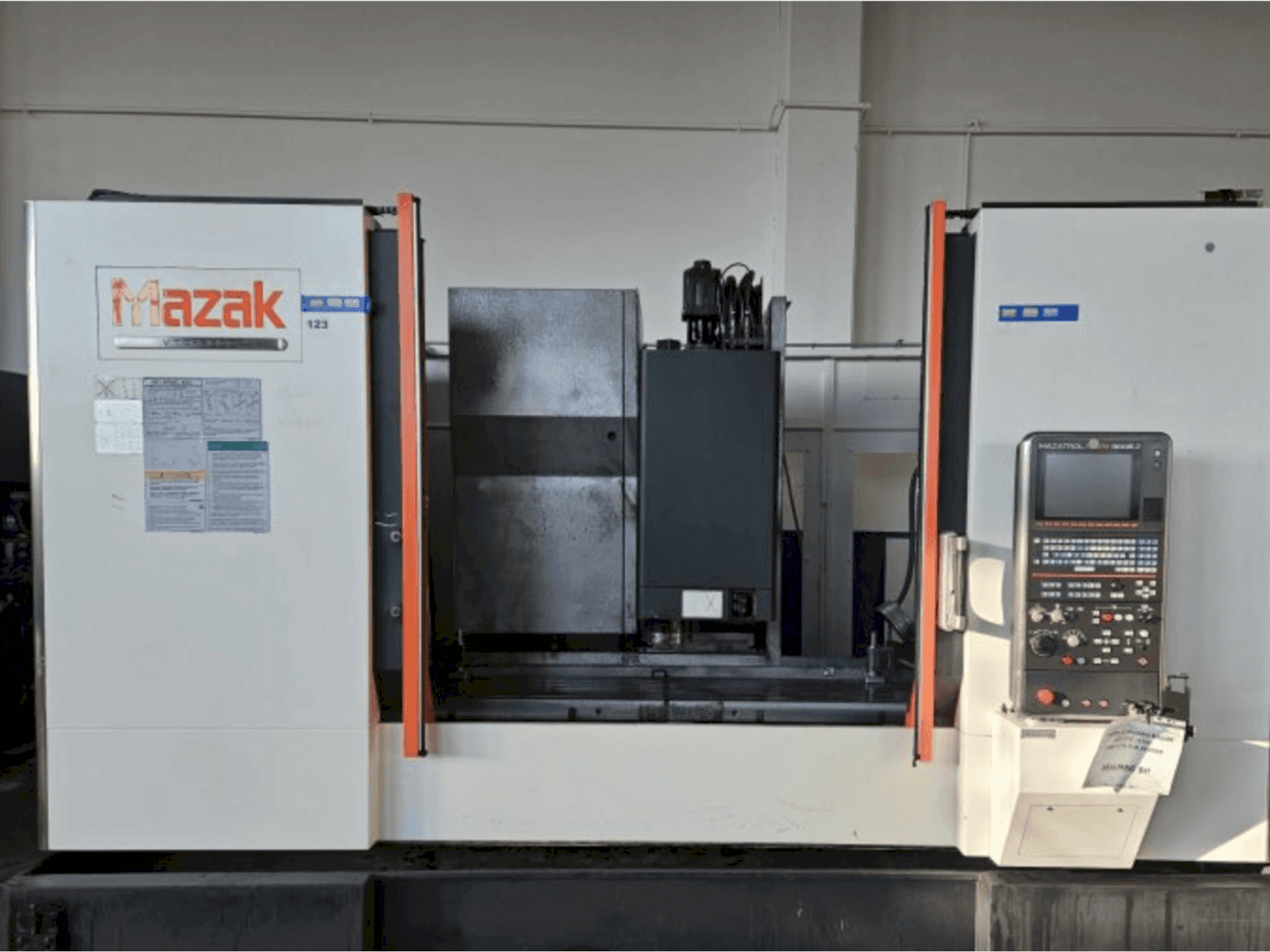 Vista frontale della macchina Mazak VTC-530C
