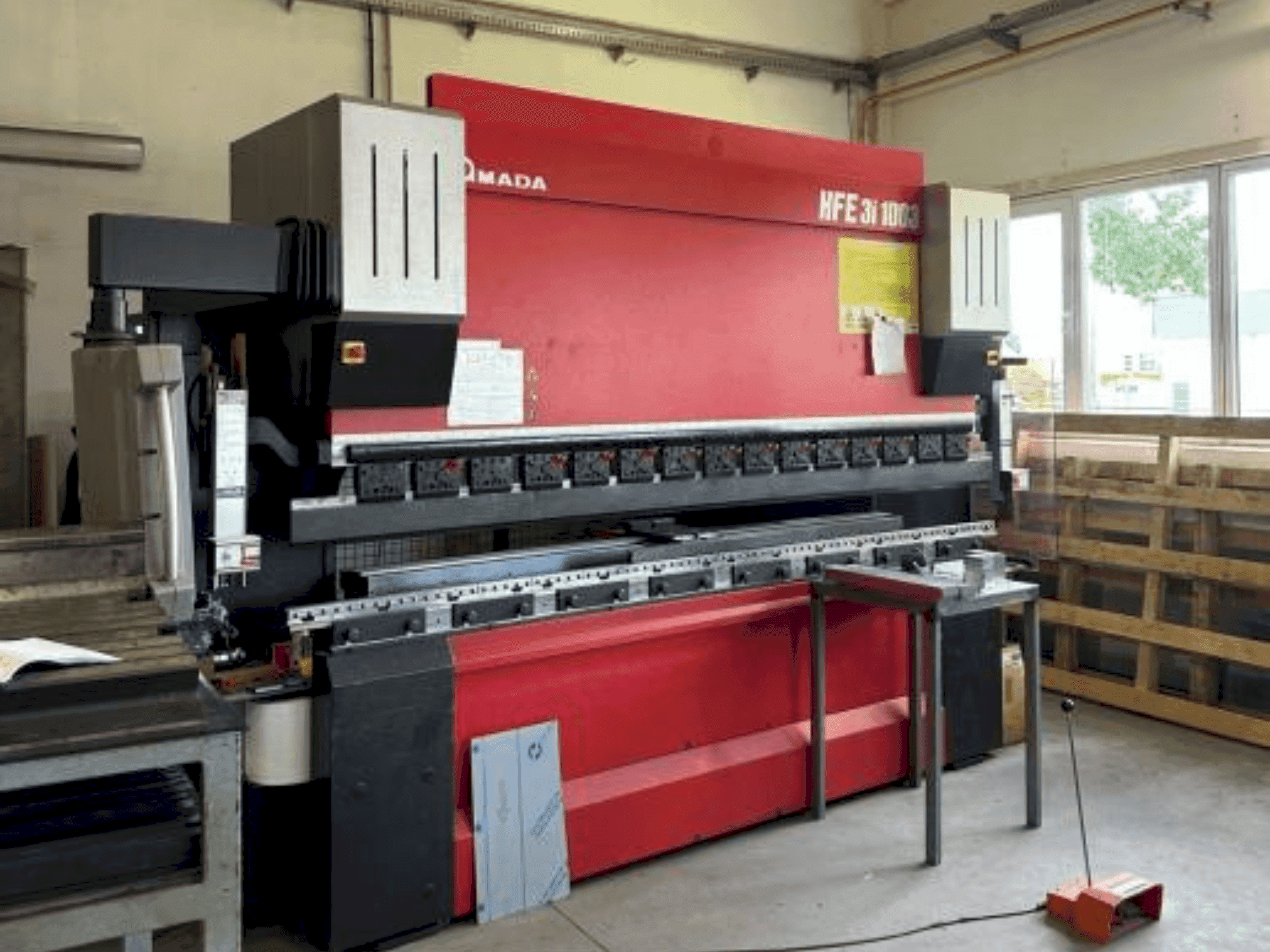 Vista frontale della macchina AMADA HFE 3i 1003
