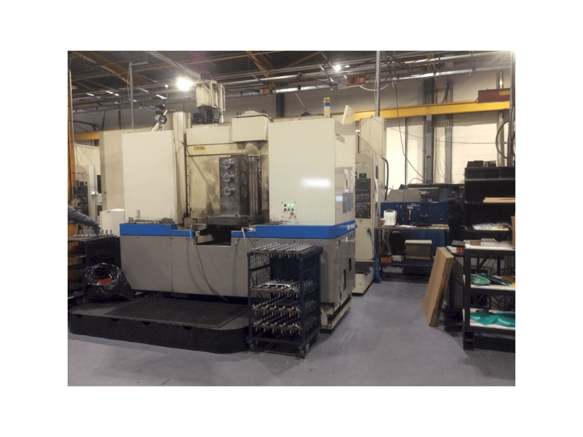 Vista frontale della macchina Okuma MA-60HB