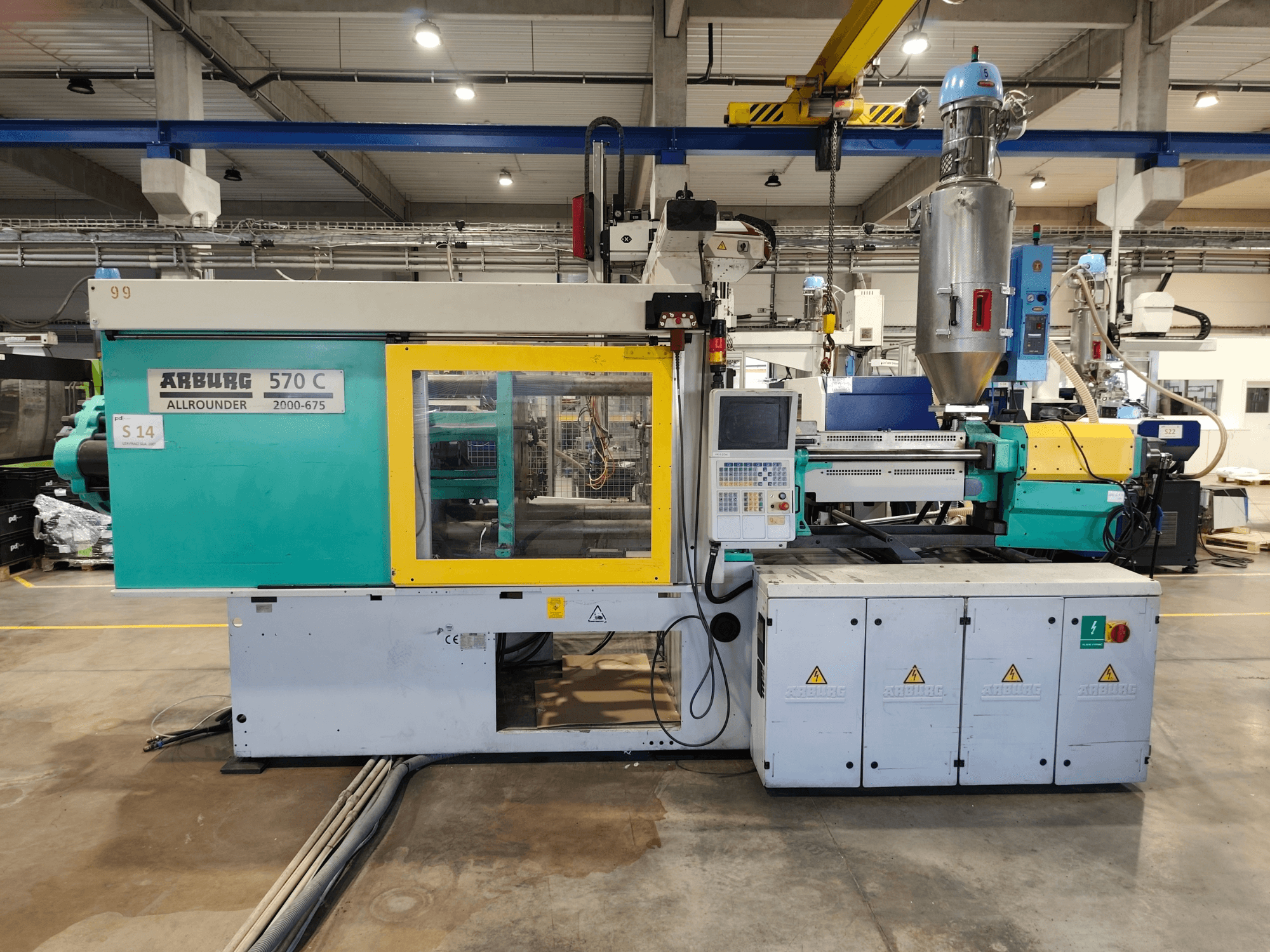 Macchina per lo stampaggio a iniezione idraulica Arburg Allrounder 570 C 2000-675, vista frontale, con pannello di controllo e tramoggia di alimentazione.