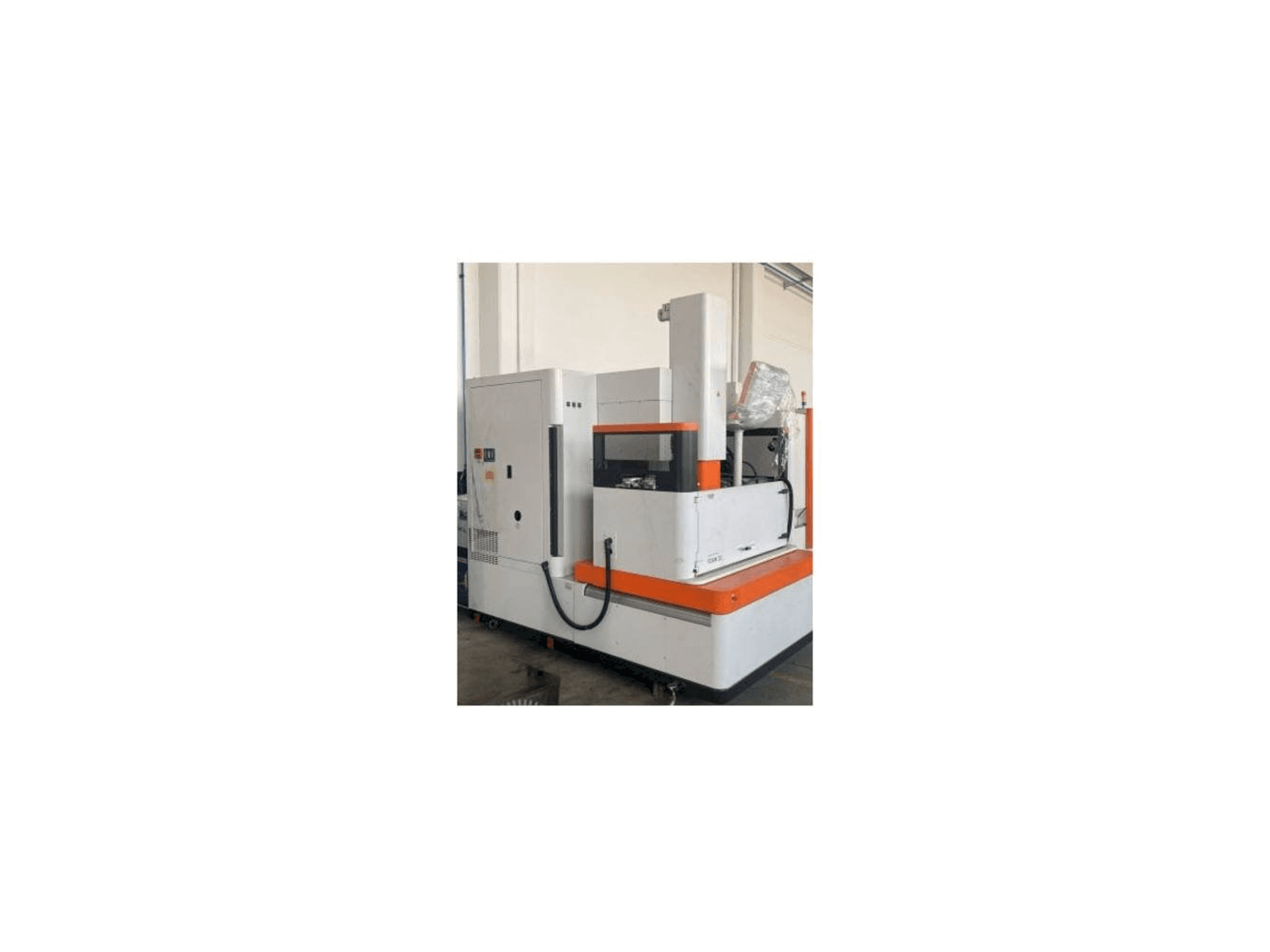 Vista frontale della macchina AgieCharmilles FORM 30