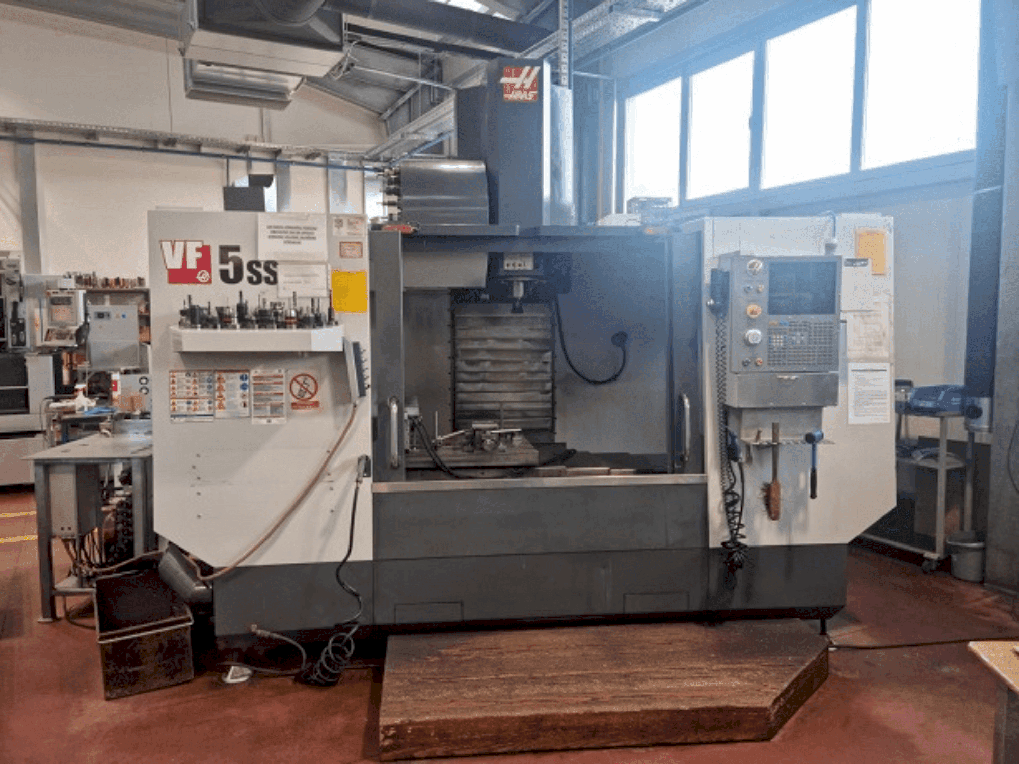 Vista frontale della macchina HAAS VF-5SS