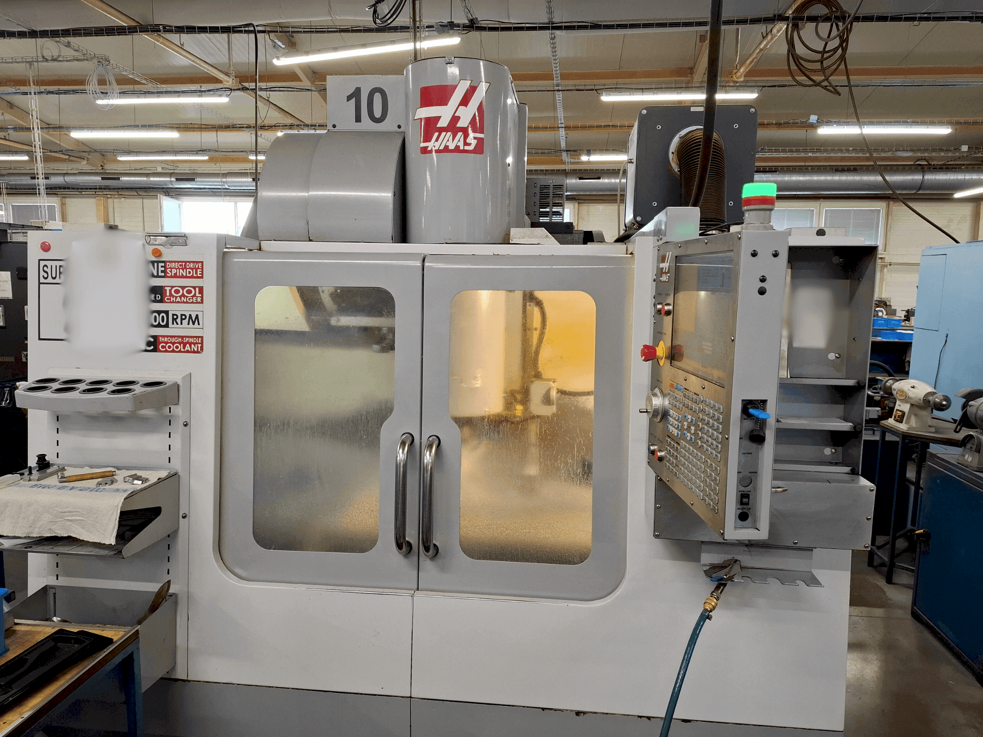 Vista frontale della macchina HAAS VF-2SSHE