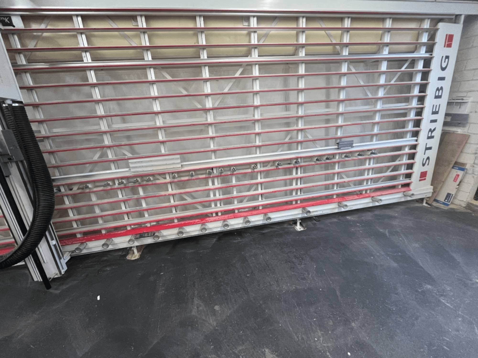 Sezionatrice STRIEBIG Standart II TKR 6220A vista dal davanti; presenta una struttura in metallo con guide rosse e componenti di taglio.