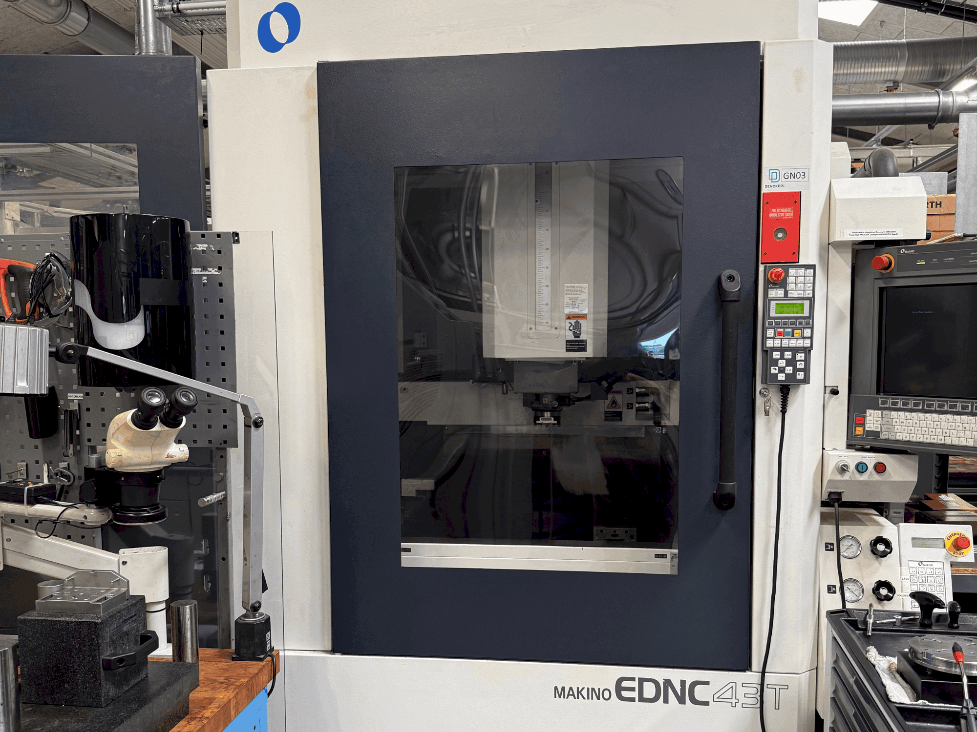 Vista frontale della macchina Makino EDNC 43T incl. Erowa Robot 120 pcs