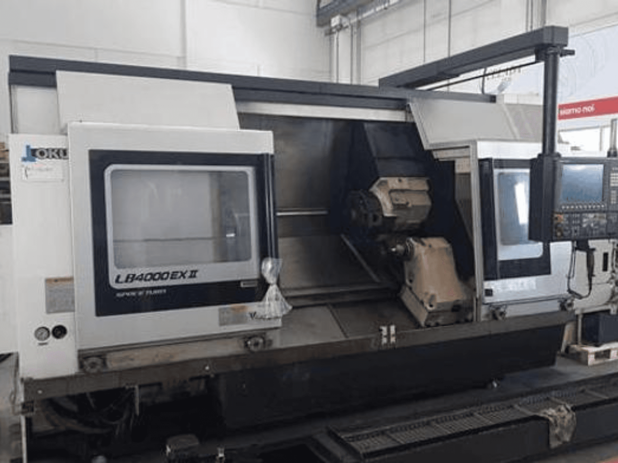 LATHES LB4000EX II di JOKI, vista frontale che mostra il pannello di controllo, il mandrino e l'area di lavoro per la lavorazione di precisione.