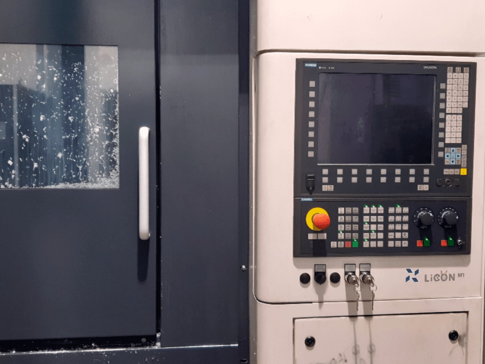 Pannello di comando del tornio orizzontale LICON LiFLEX II 766 i3 DT B22, vista frontale che mostra lo schermo e i comandi.