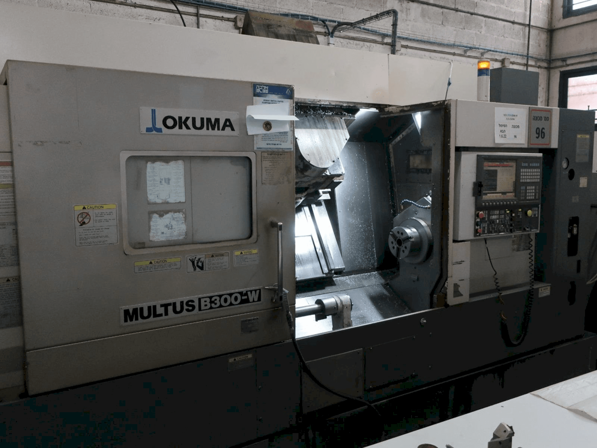 Vista frontale della macchina Okuma MULTUS B300-W