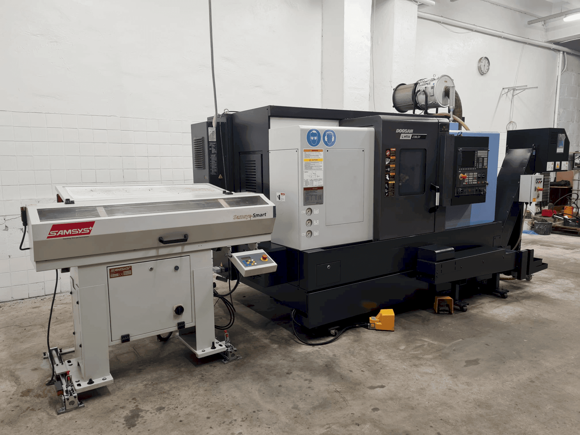 Vista frontale della macchina DOOSAN LYNX 220 LSYC