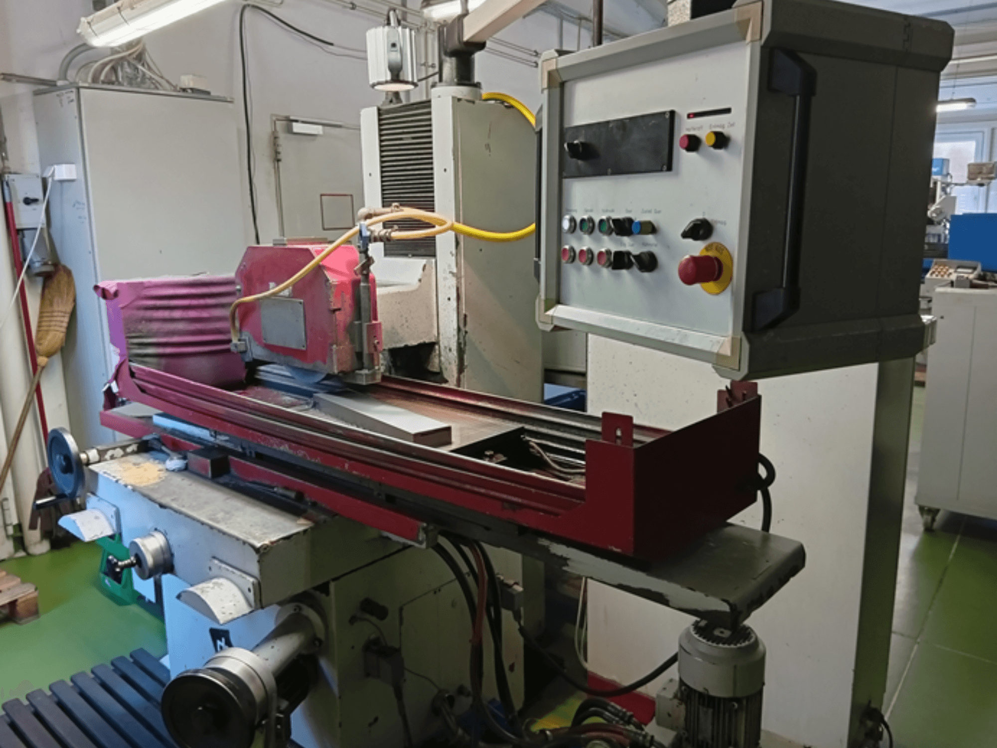 Macchina per la rettifica di superfici DEGEN FS-S3060, vista frontale che mostra la mola, il pannello di controllo e la configurazione del tavolo di lavoro.