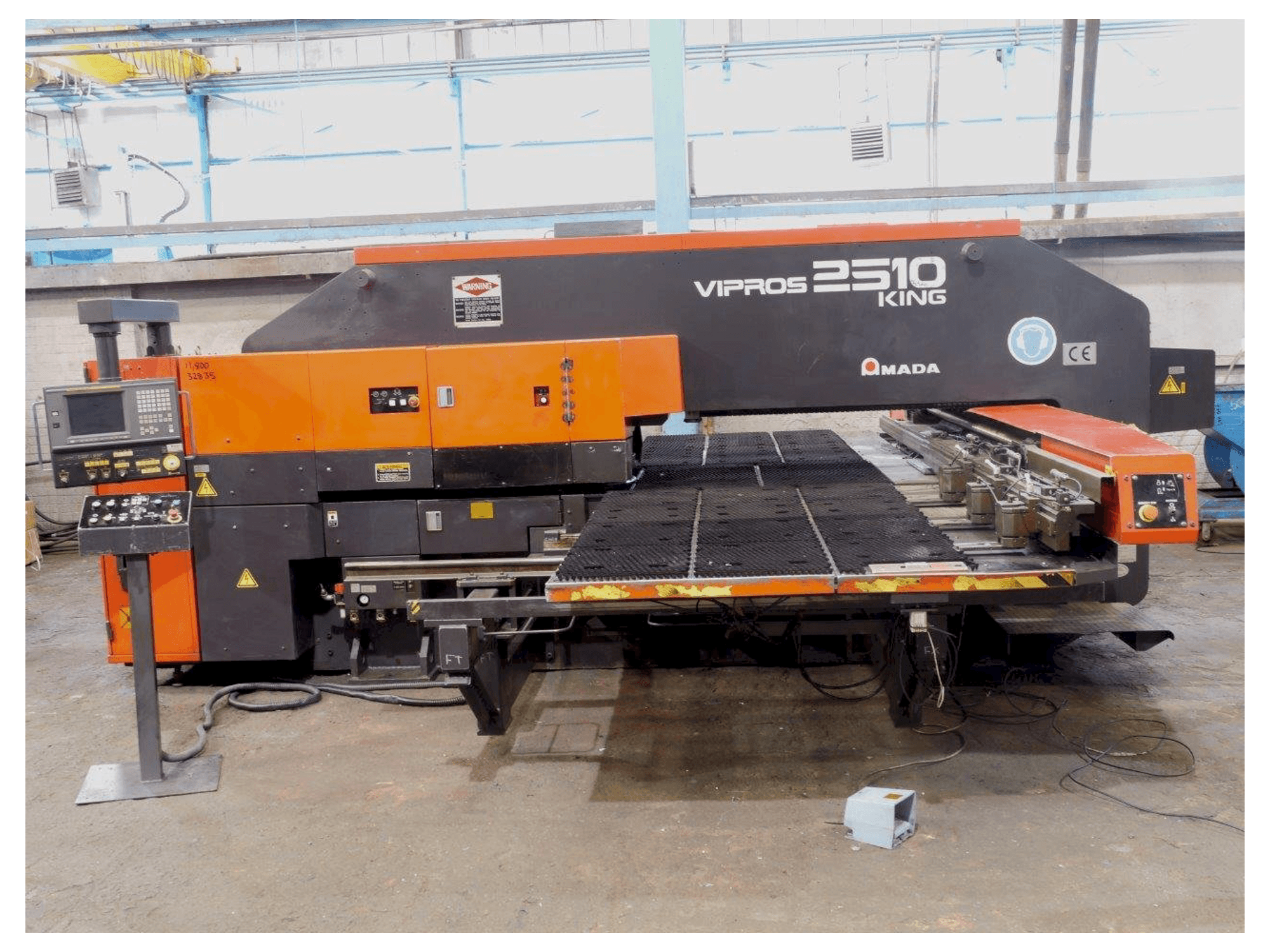 Vista frontale della macchina AMADA Vipros S2510