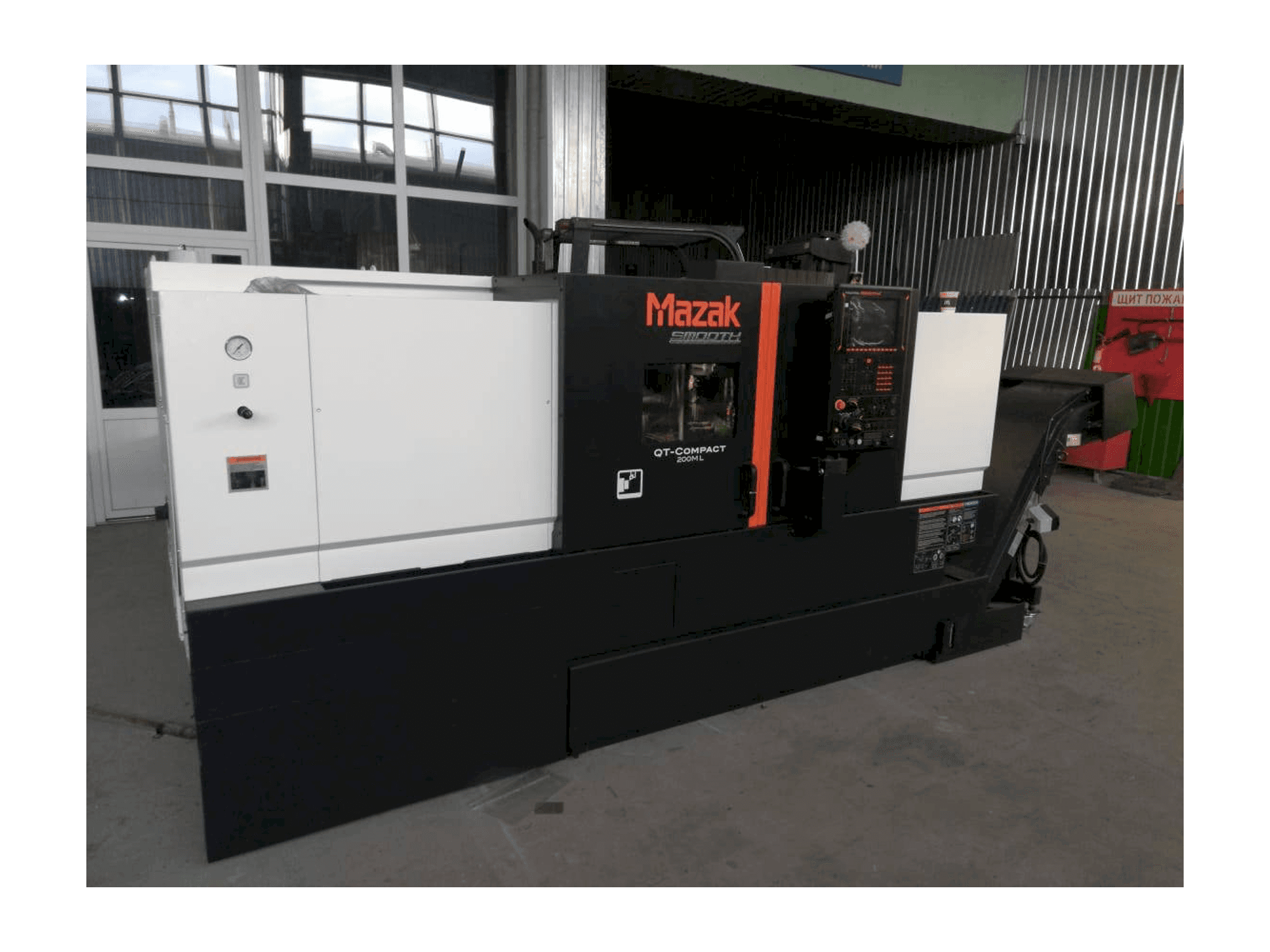 Vista frontale della macchina Mazak QT- COMPACT 200ML