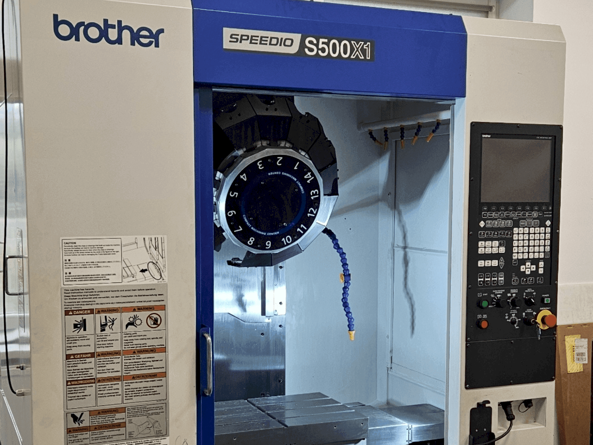 Vista frontale della macchina Brother Speedio S500X1