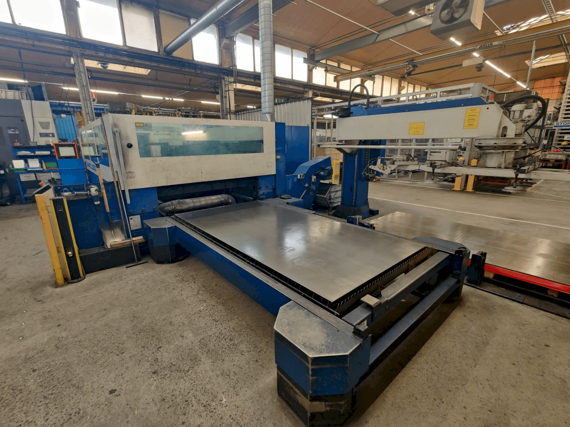 Vista frontale della macchina Trumpf Trumatic L3050