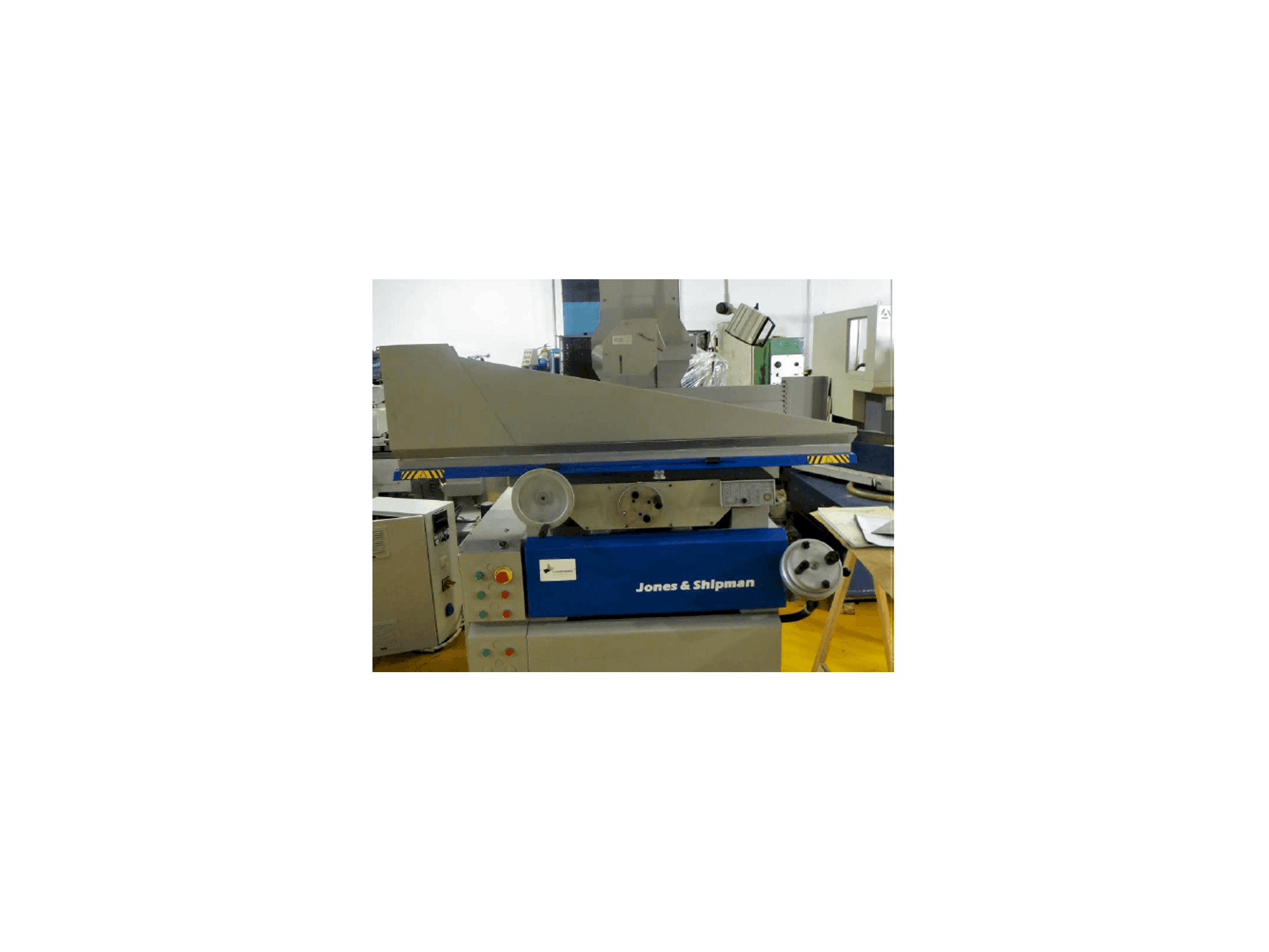 Vista frontale della macchina Jones & Shipman 1400 E