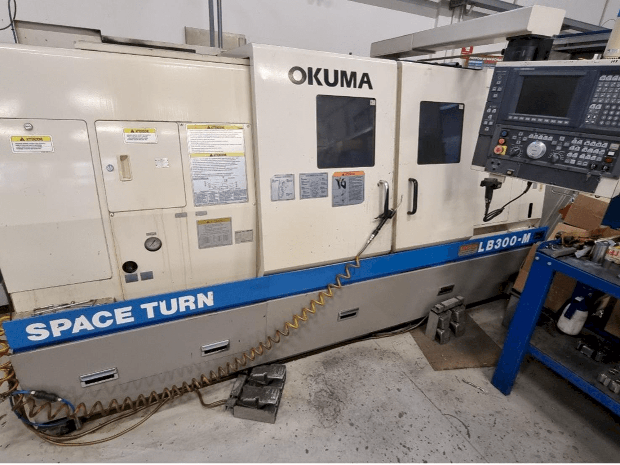 Vista frontale della macchina Okuma LB 300M