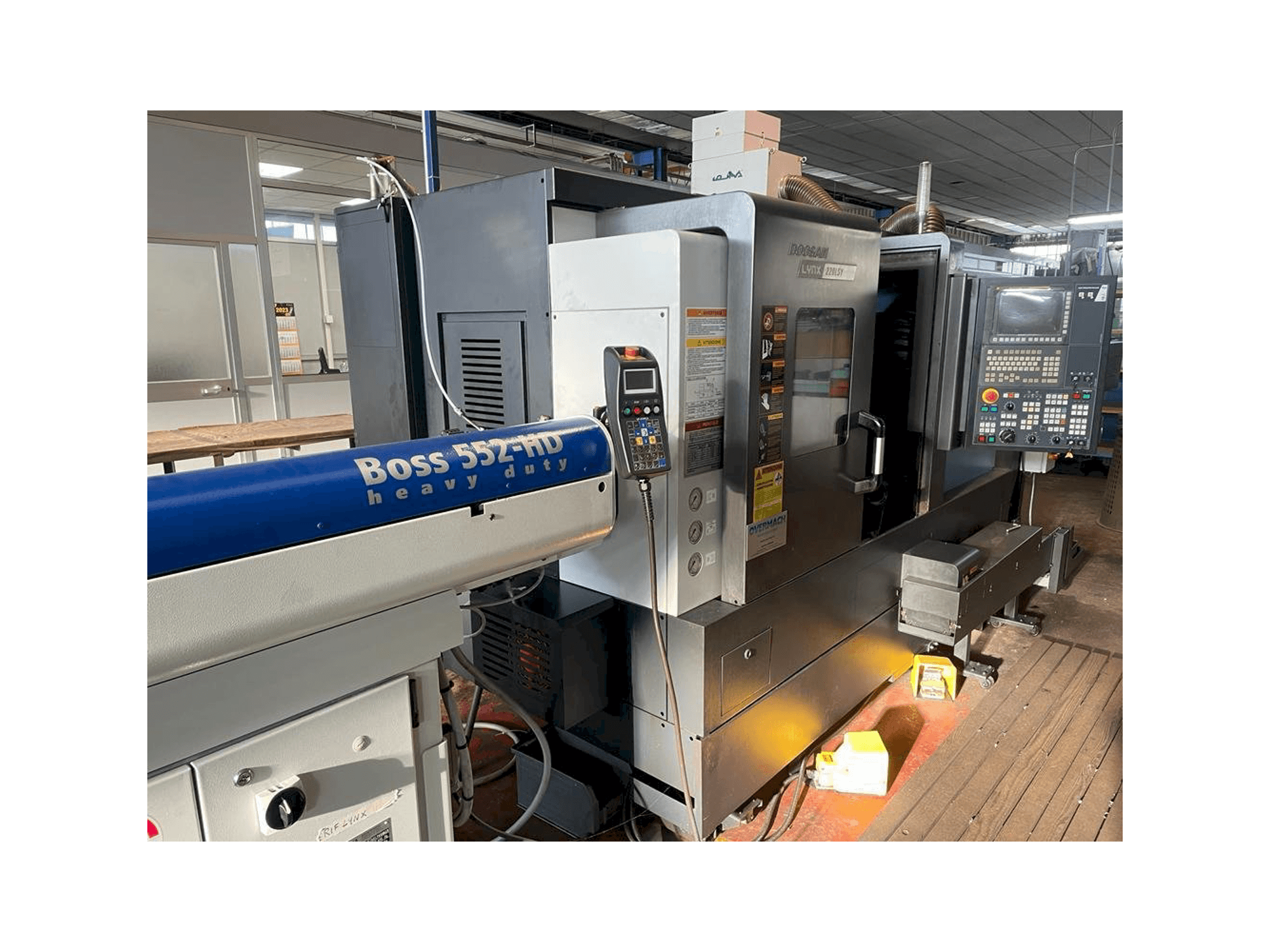 Vista frontale della macchina Doosan LYNX 220LSY