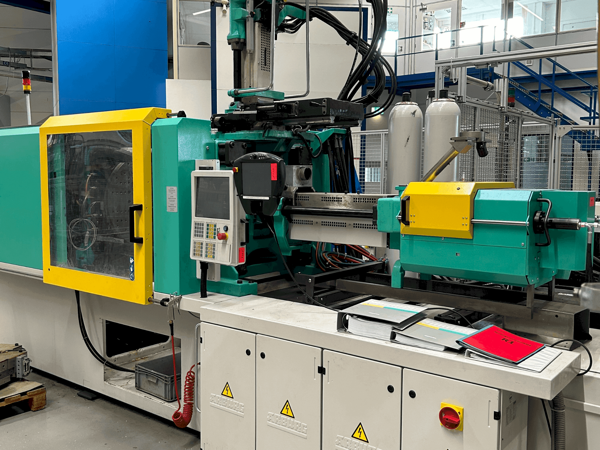 Vista frontale della macchina Arburg 570S 2200-400/170