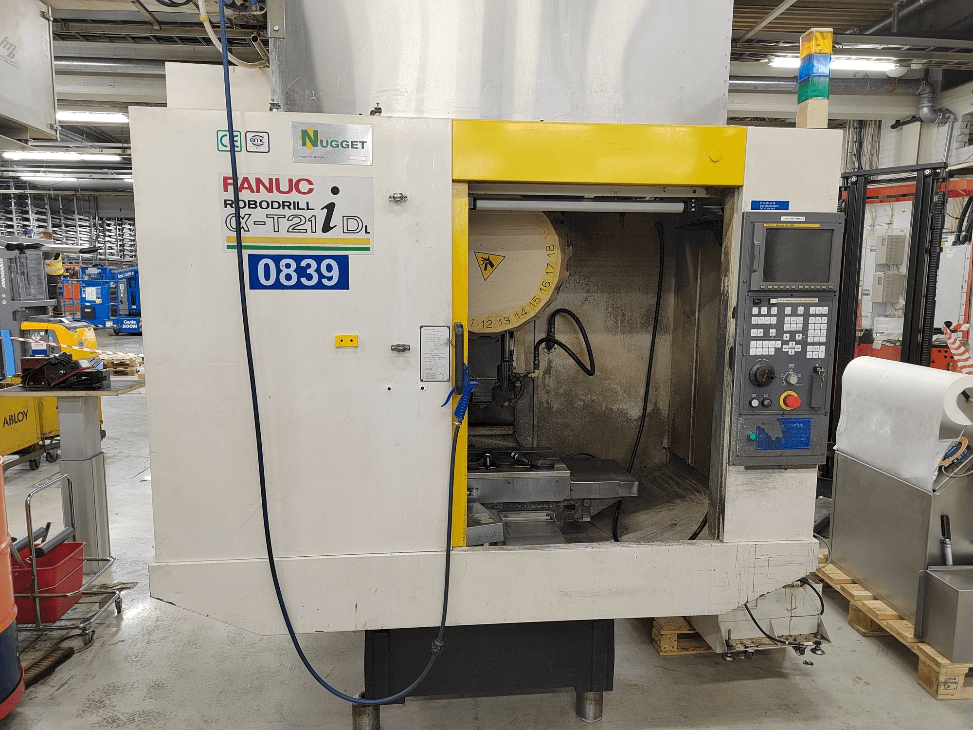 Vista frontale della macchina FANUC Robodrill Alpha-T21iDL