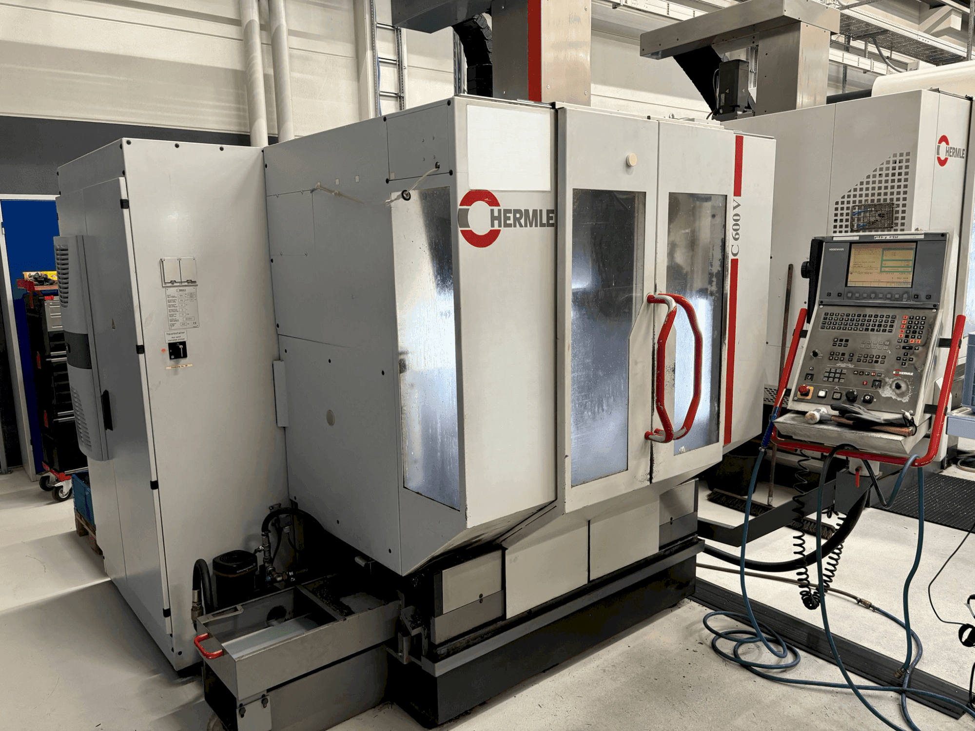 Vista frontale della macchina HERMLE C 600 V
