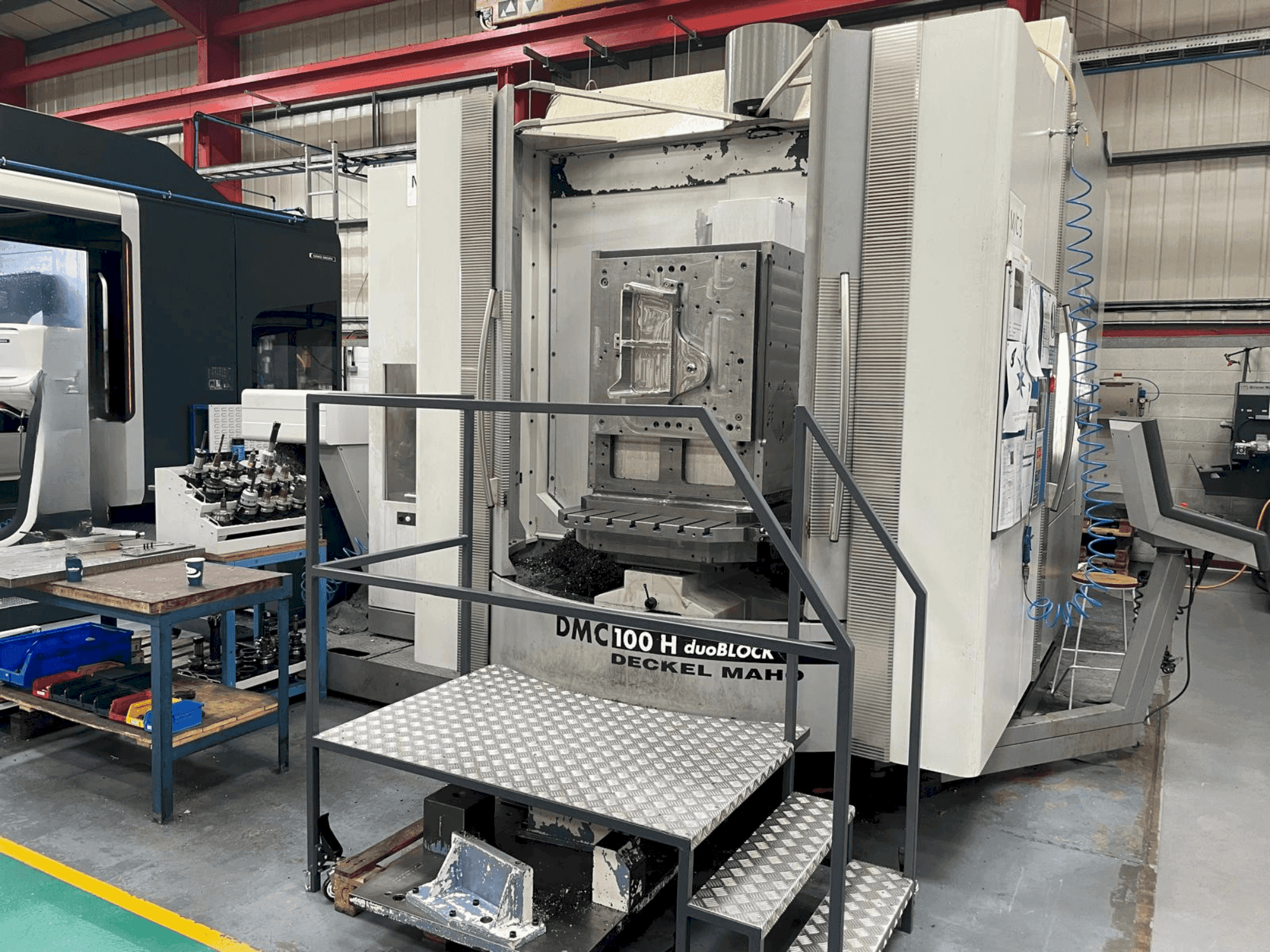 Vista frontale della macchina DMG DECKEL MAHO DMC 100H duoBLOCK