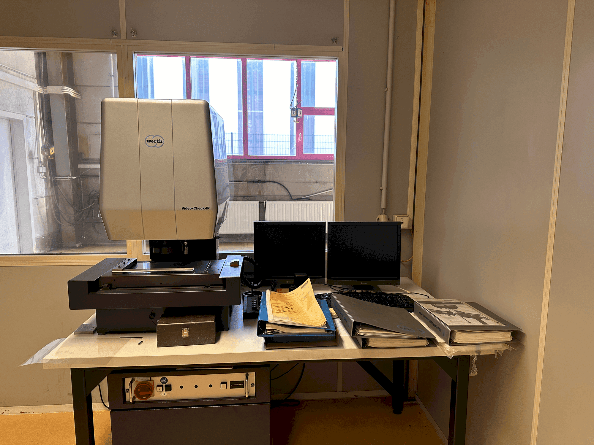 Vista frontale della macchina Werth Video-Check IP 250x125 3D CNC