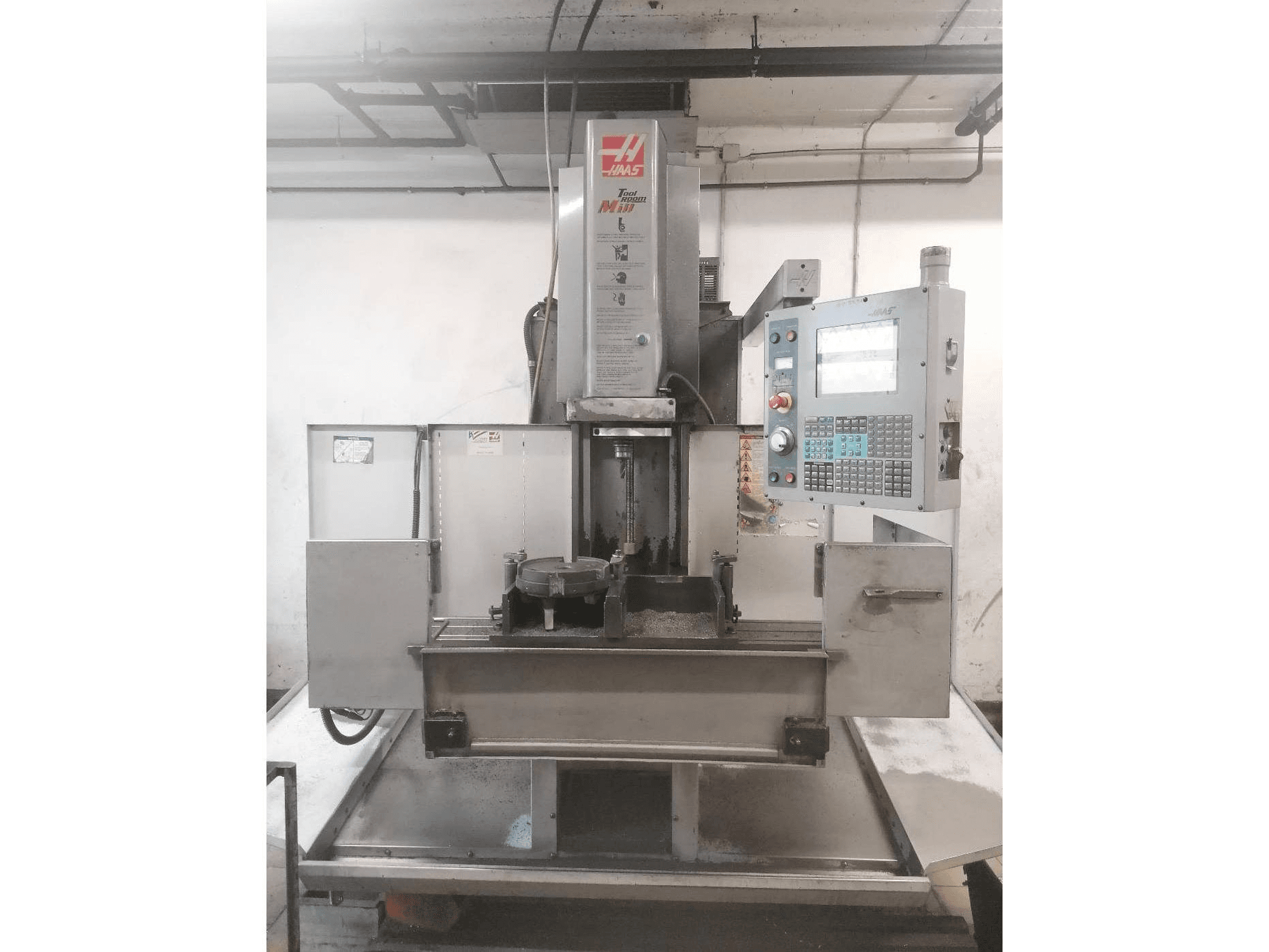 Vista frontale della macchina HAAS TM2-HE