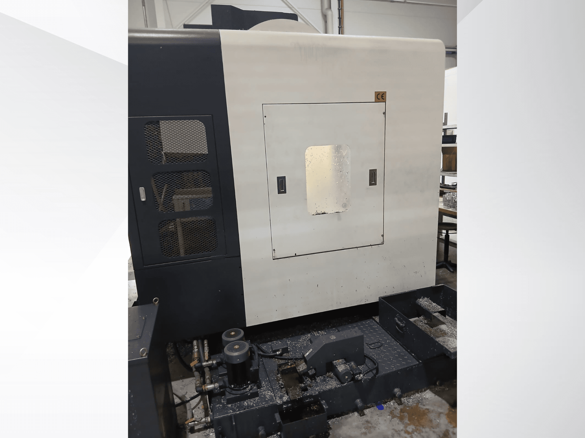 Centro di lavorazione verticale POSmill C 800 Kompakt, vista frontale che mostra il pannello di controllo, il sistema di raffreddamento e i trucioli metallici.